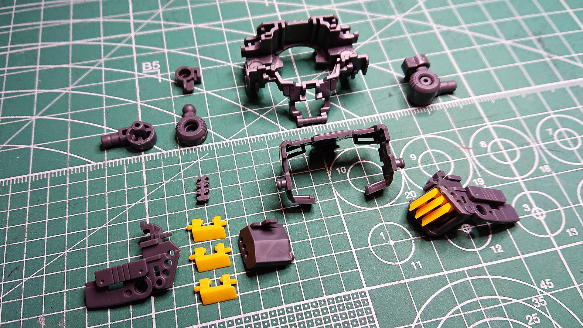 肩は背中側のボールジョイント1か所での接続ですべての可動を受け持ちます。その分ポロリが発生しやすくもあるようです