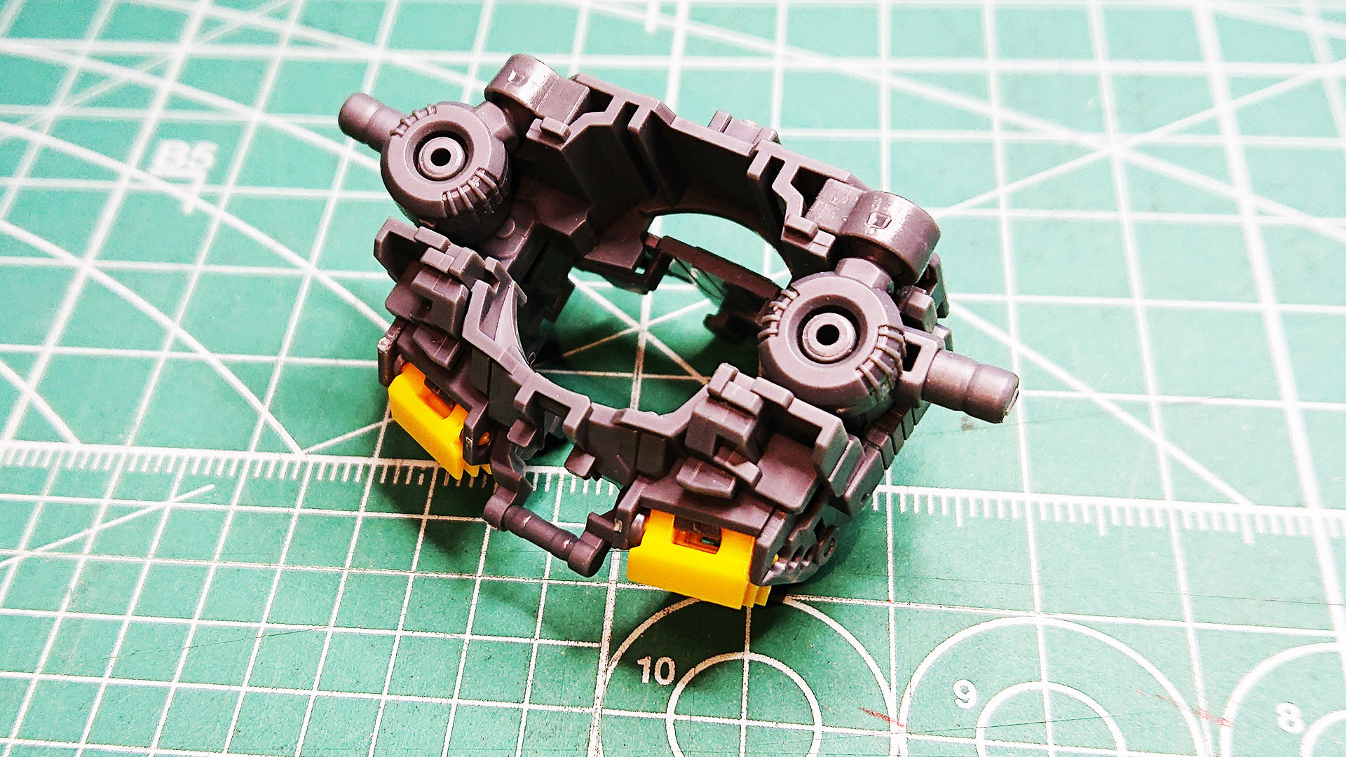 肩は背中側のボールジョイント1か所での接続ですべての可動を受け持ちます。その分ポロリが発生しやすくもあるようです