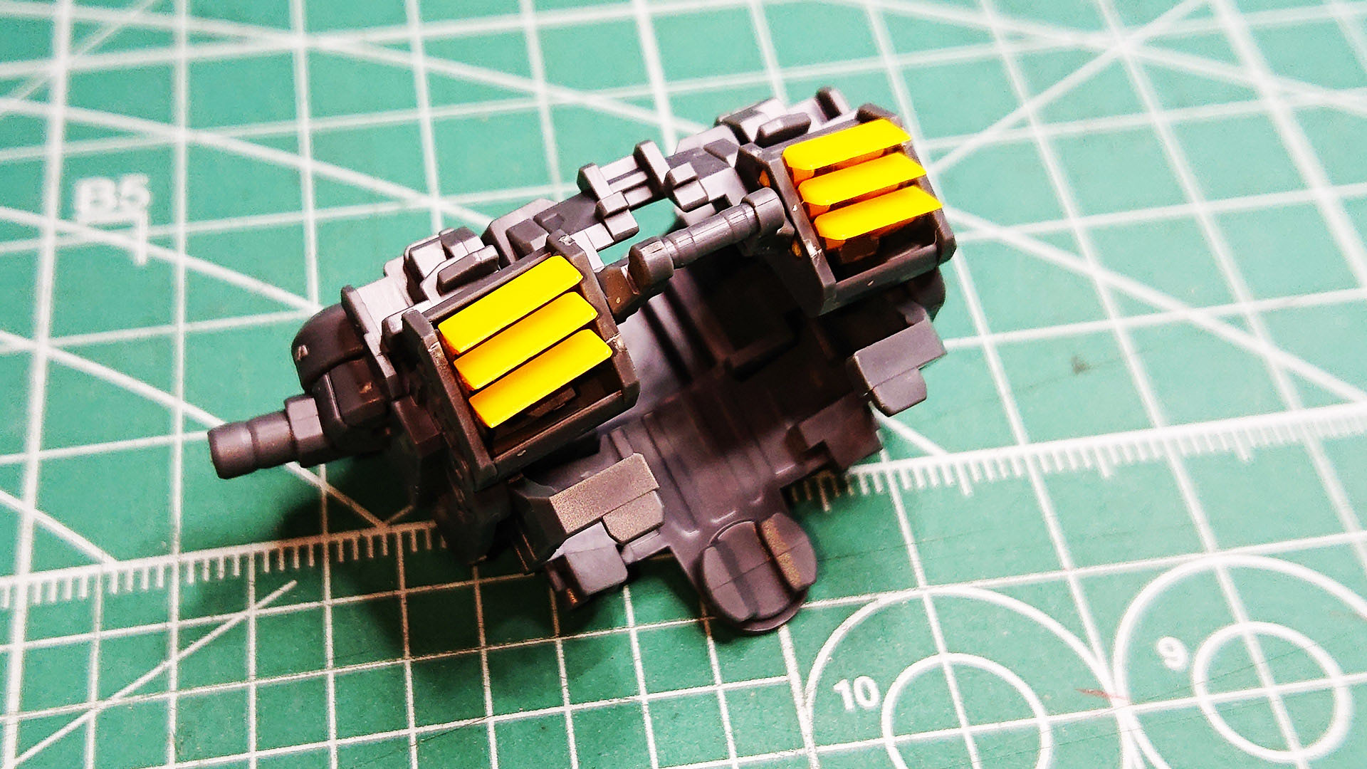 肩は背中側のボールジョイント1か所での接続ですべての可動を受け持ちます。その分ポロリが発生しやすくもあるようです