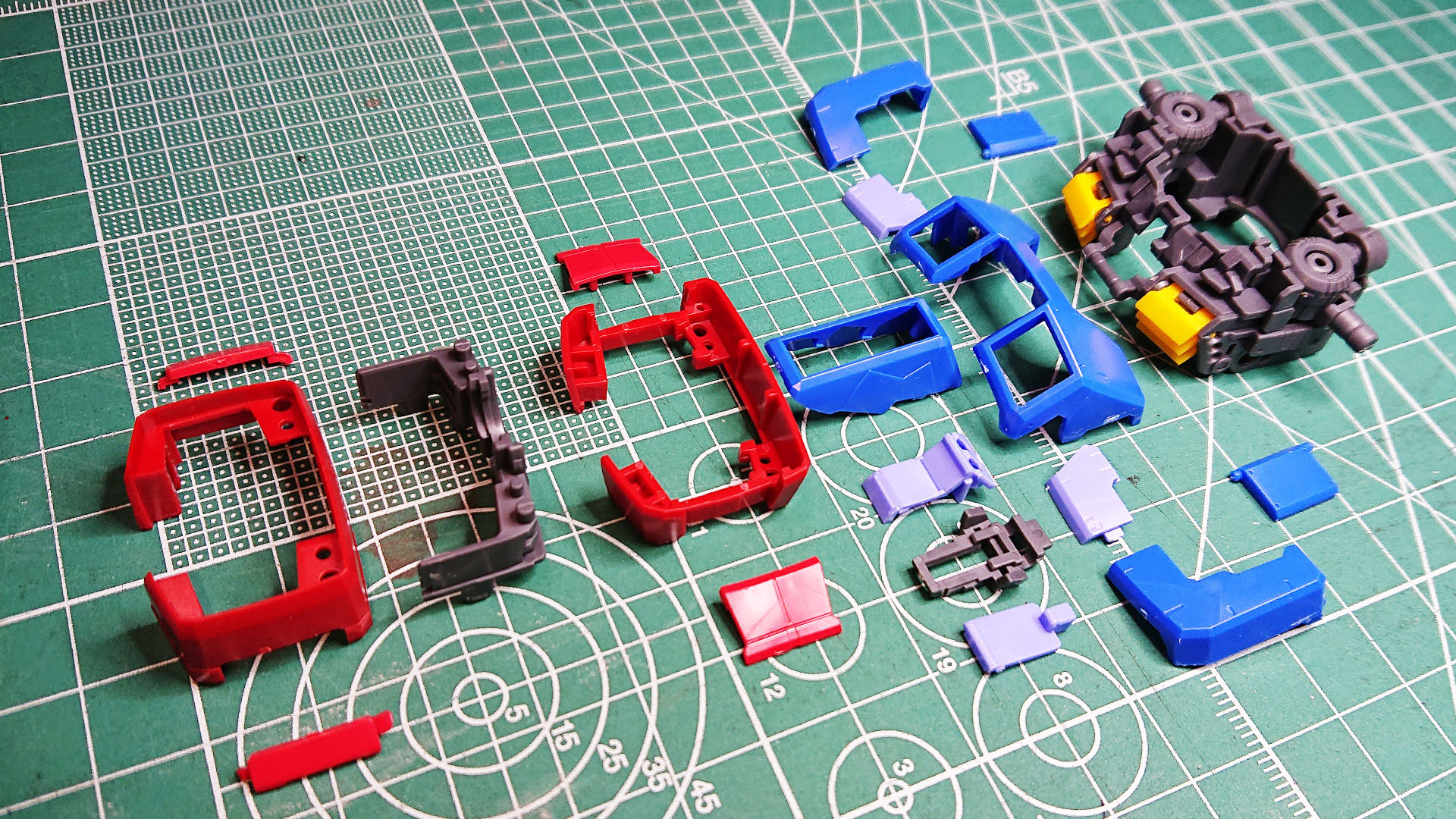 大きな穴が空いているボディなのに密度感がすばらしいです。背中側に回転軸があるので腹部は若干左右に回転できて表情が豊かになります