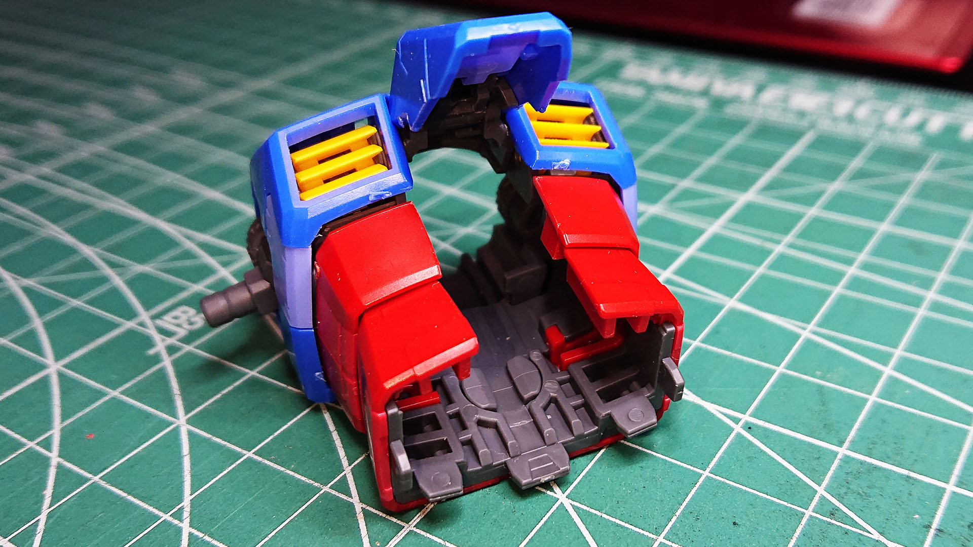 大きな穴が空いているボディなのに密度感がすばらしいです。背中側に回転軸があるので腹部は若干左右に回転できて表情が豊かになります