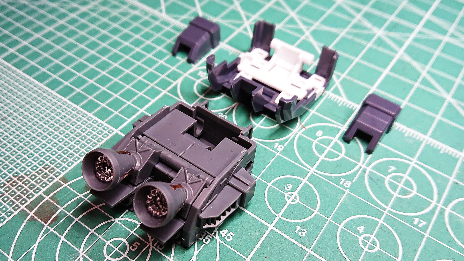 78ガンダムのランドセルとしては厚みがある方ですね。その分推進力がありそうに見えていいバランスだと思えます