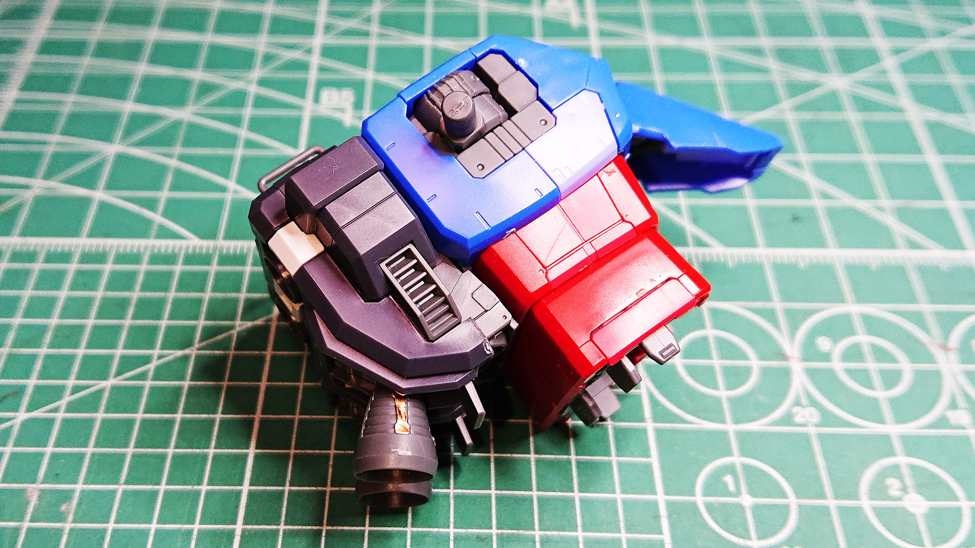 78ガンダムのランドセルとしては厚みがある方ですね。その分推進力がありそうに見えていいバランスだと思えます