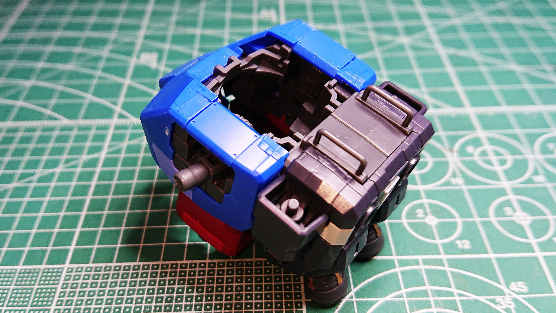 78ガンダムのランドセルとしては厚みがある方ですね。その分推進力がありそうに見えていいバランスだと思えます