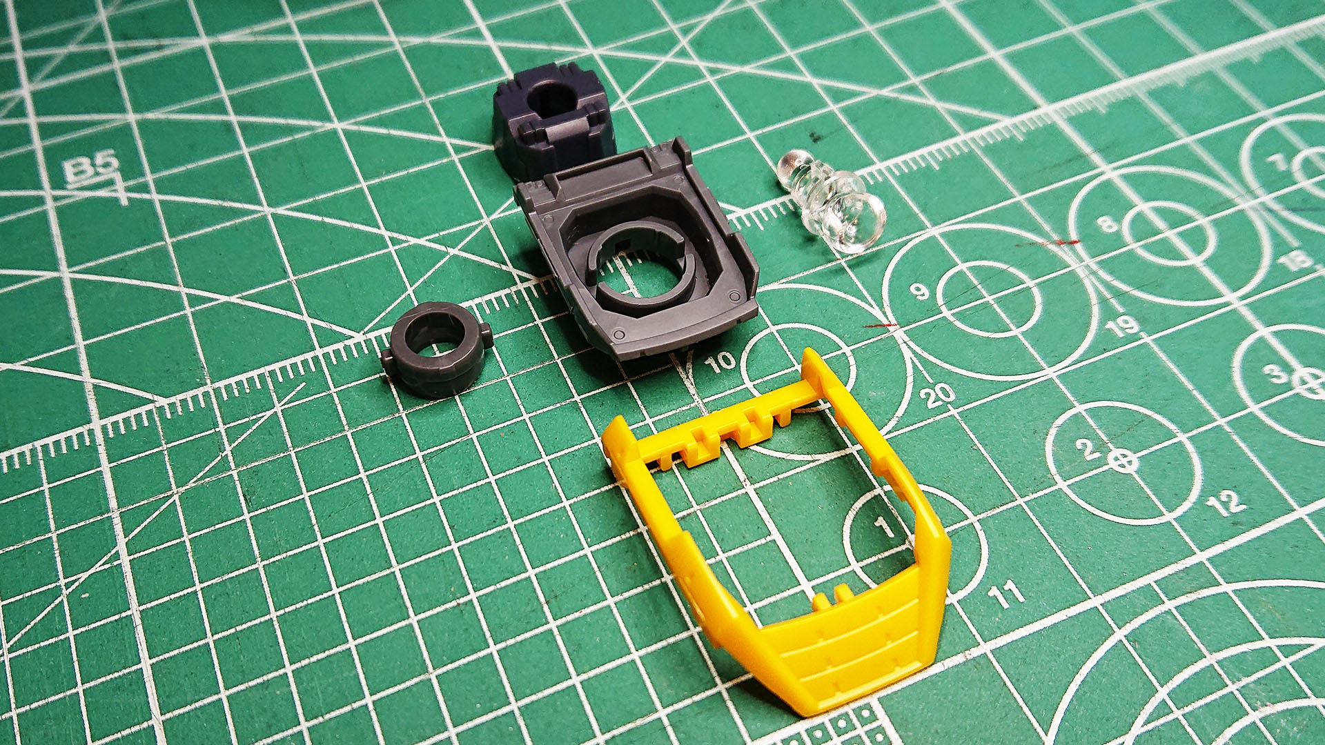 首の軸がクリアーなのが面白いです。後ほどLEDユニットを仕込んでみます