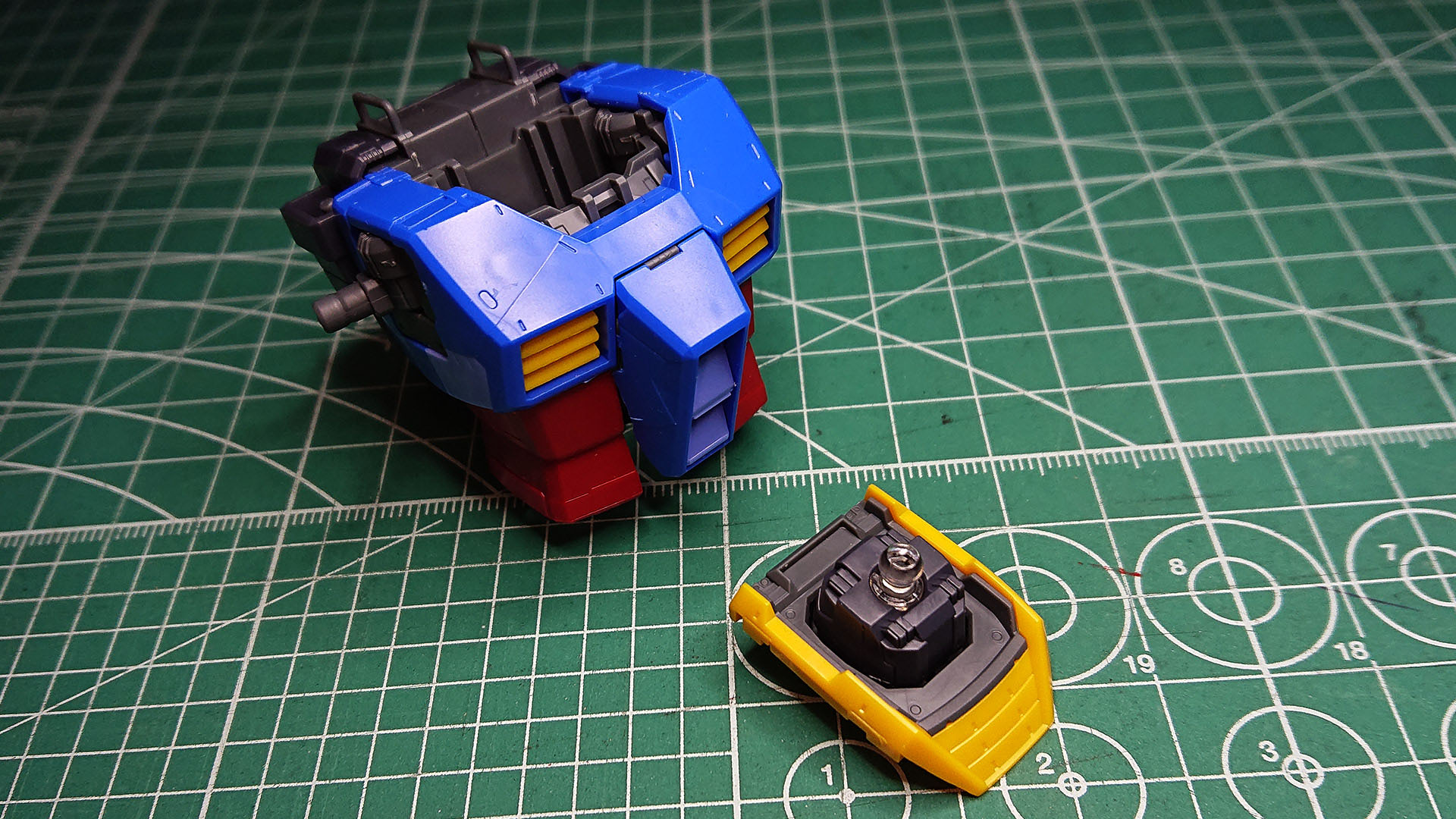 首の軸がクリアーなのが面白いです。後ほどLEDユニットを仕込んでみます