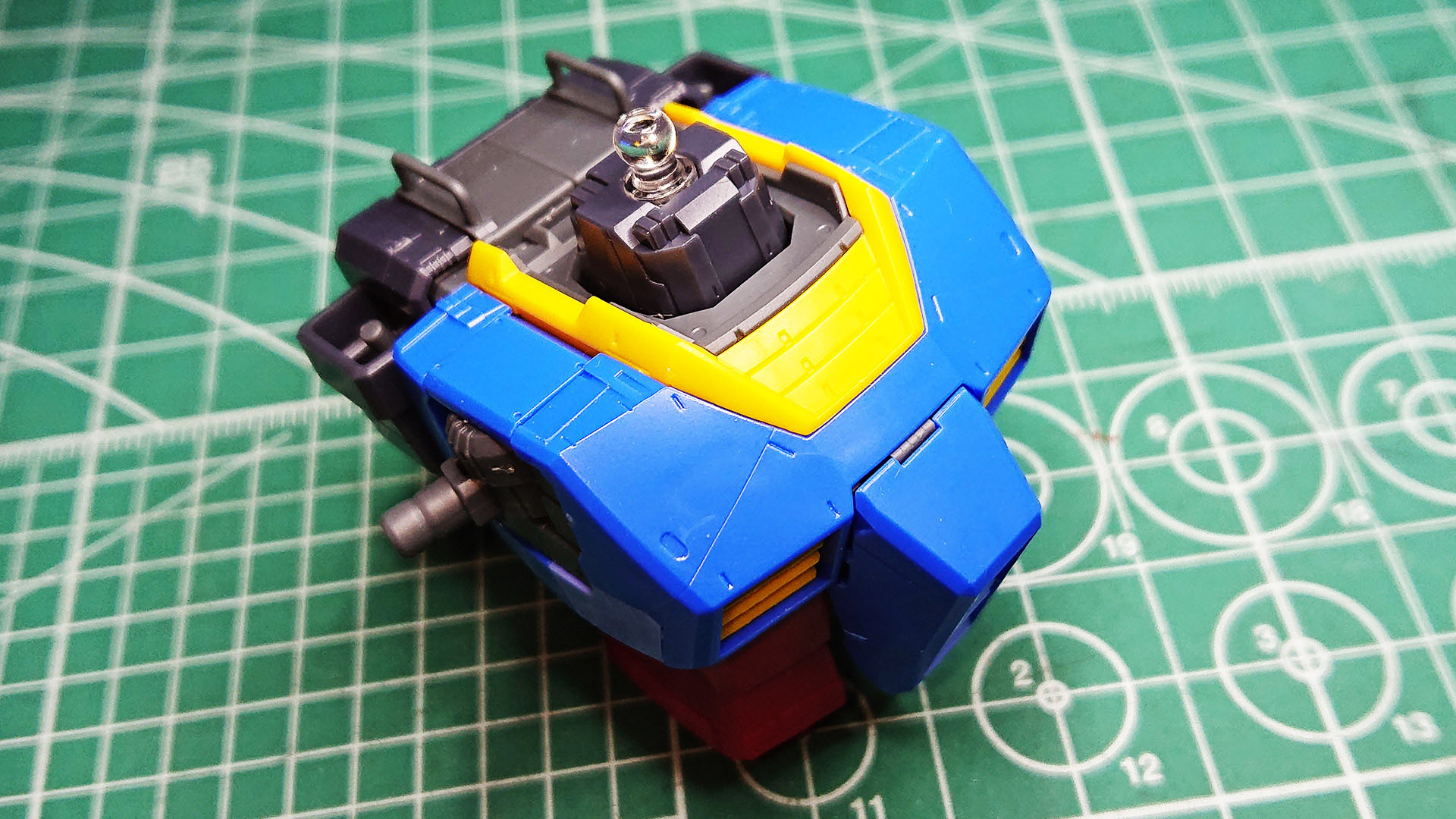 首の軸がクリアーなのが面白いです。後ほどLEDユニットを仕込んでみます