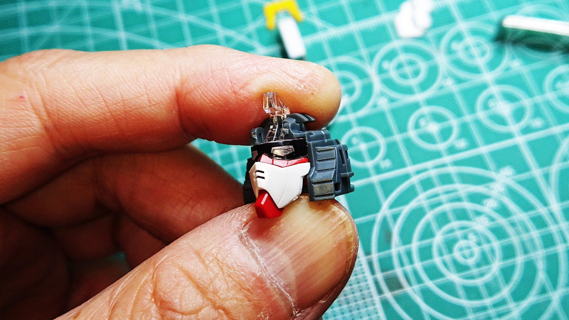 素晴らしい形状の頭部。ポリキャップも穴が開けられているものが使われていて、ここをLEDユニットの光がとおります