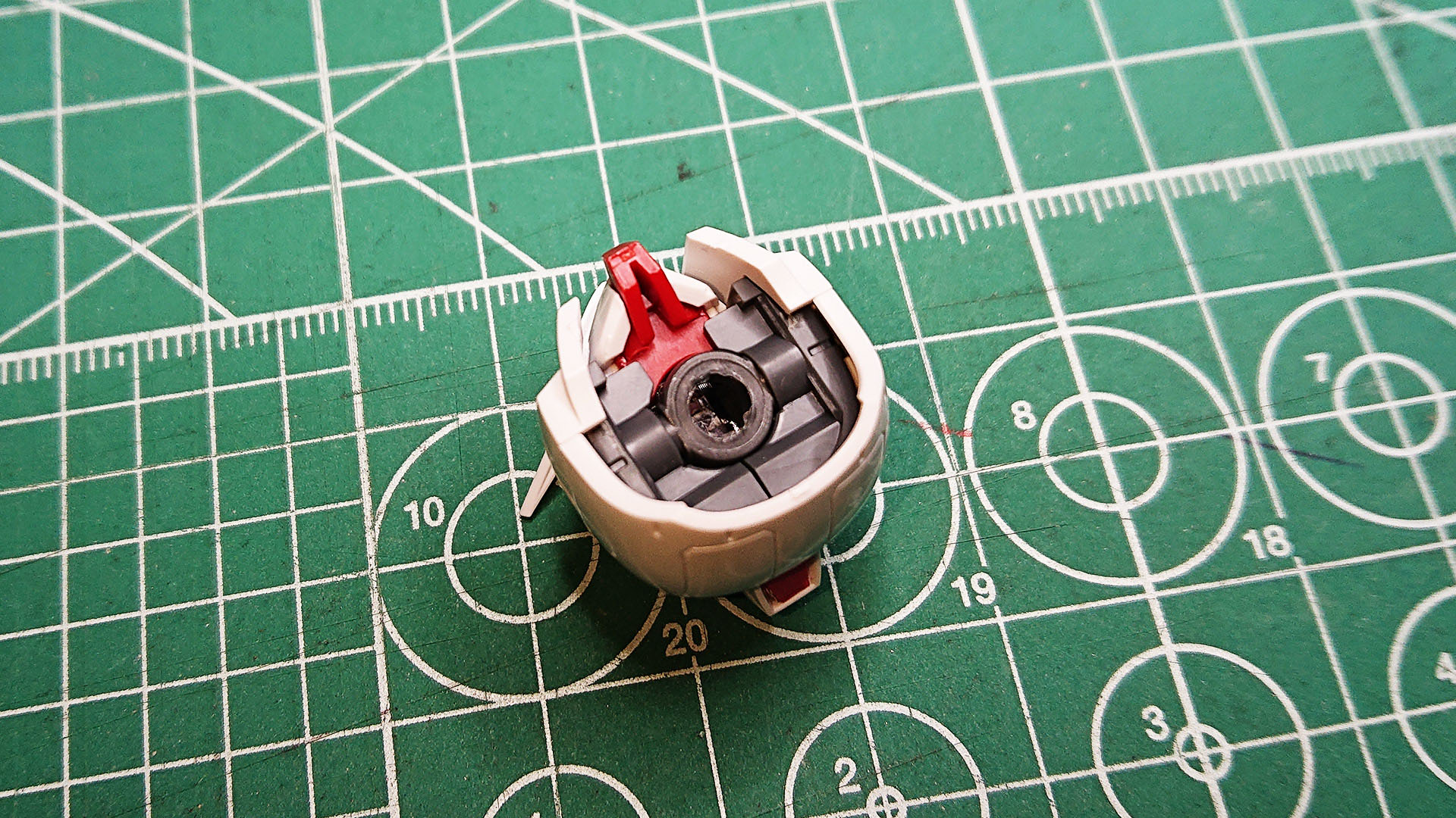 素晴らしい形状の頭部。ポリキャップも穴が開けられているものが使われていて、ここをLEDユニットの光がとおります