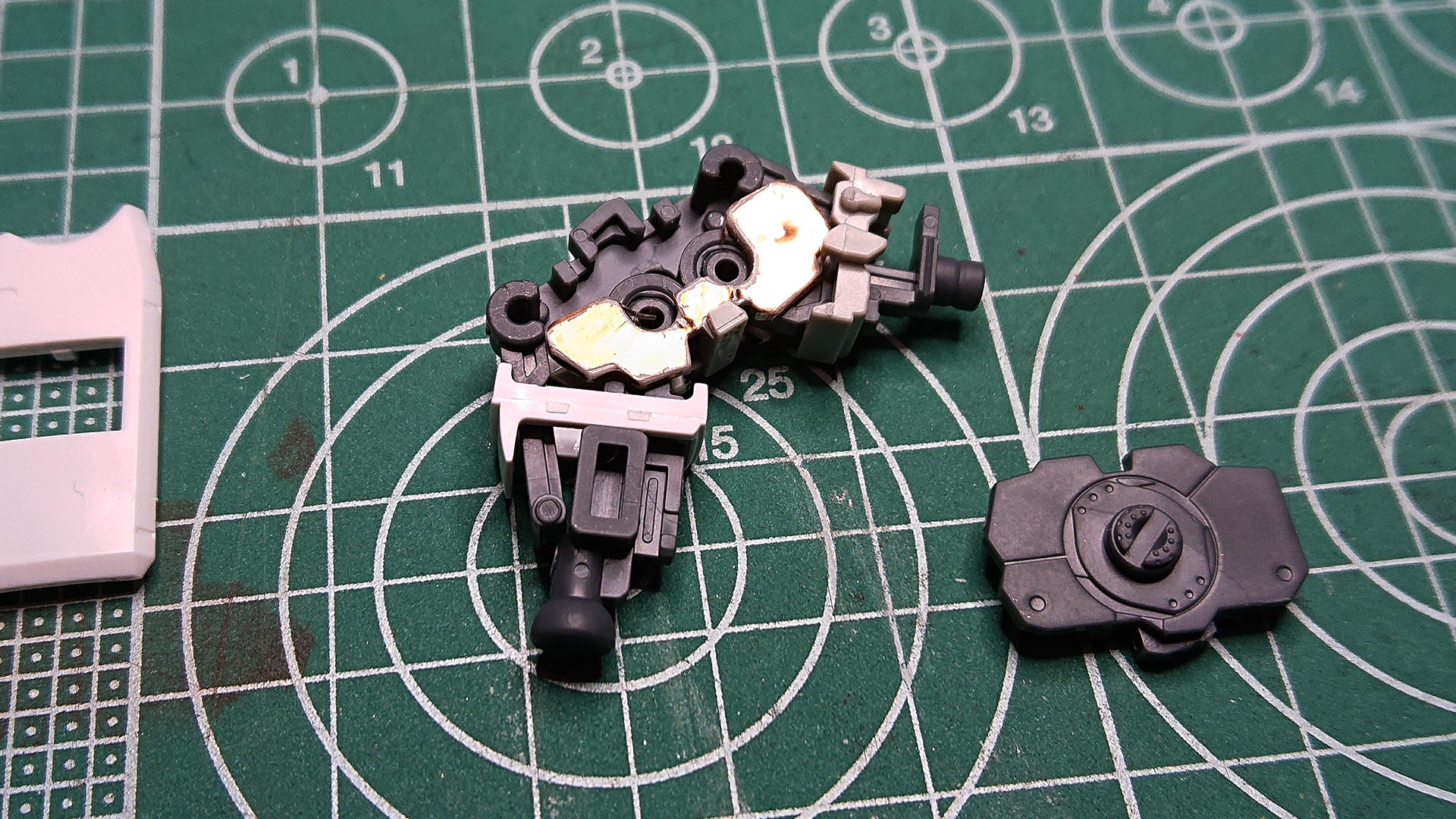 肘は二重関節で適度な抵抗を伴いながらぐいーっと曲げられます