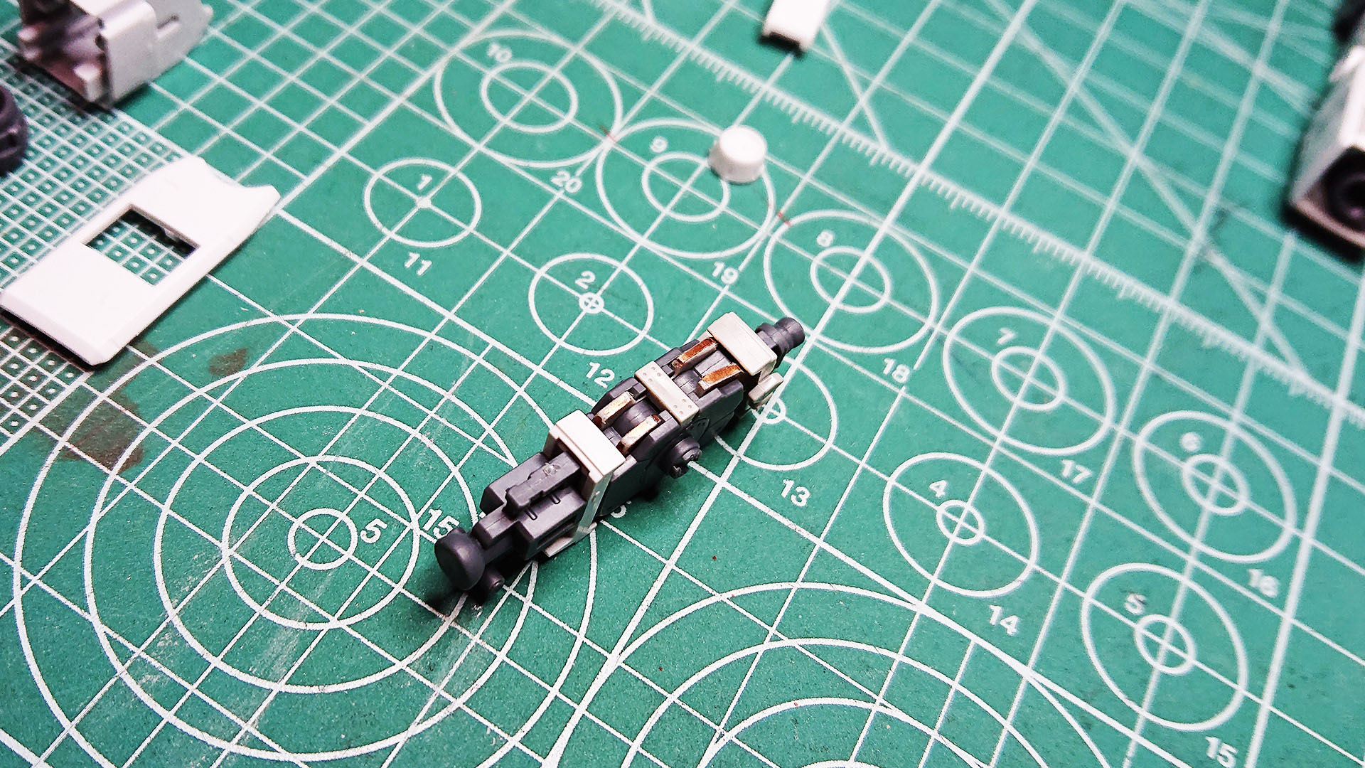 肘は二重関節で適度な抵抗を伴いながらぐいーっと曲げられます