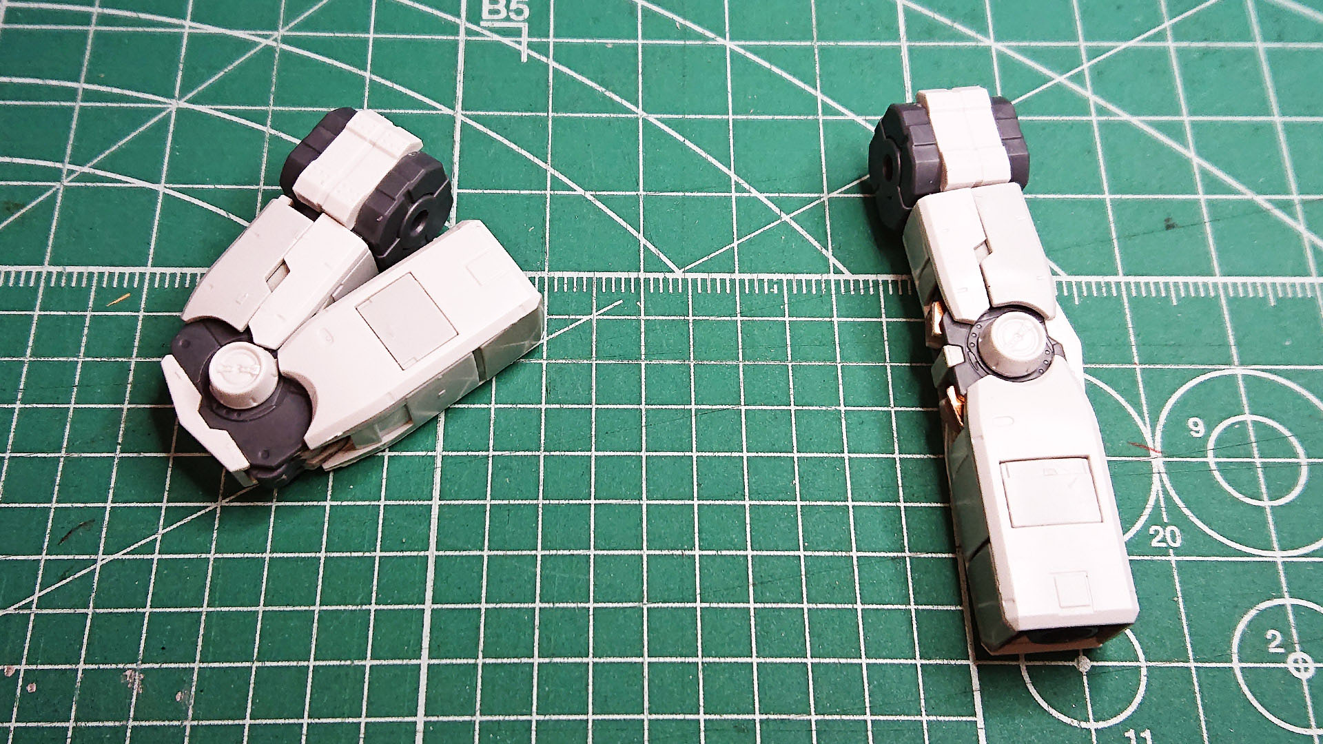 肘は二重関節で適度な抵抗を伴いながらぐいーっと曲げられます