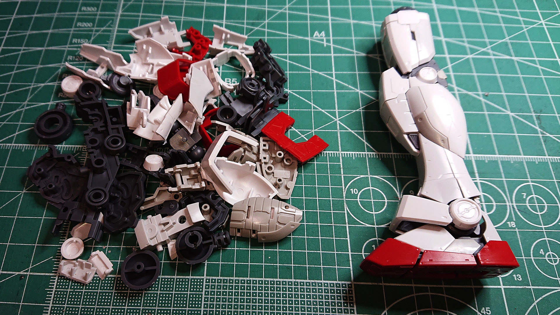 ソール部は3つにわかれていて面構成が複雑になることで表情が豊かになります