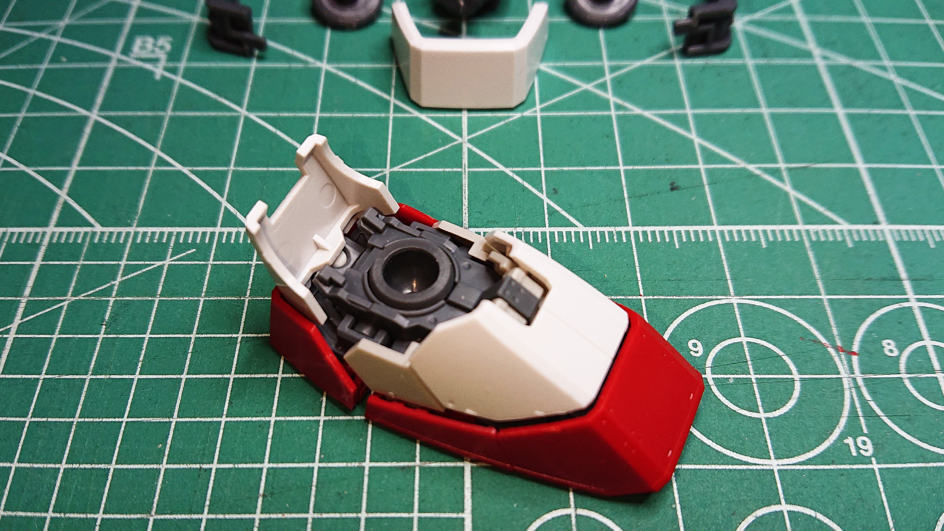 ソール部は3つにわかれていて面構成が複雑になることで表情が豊かになります