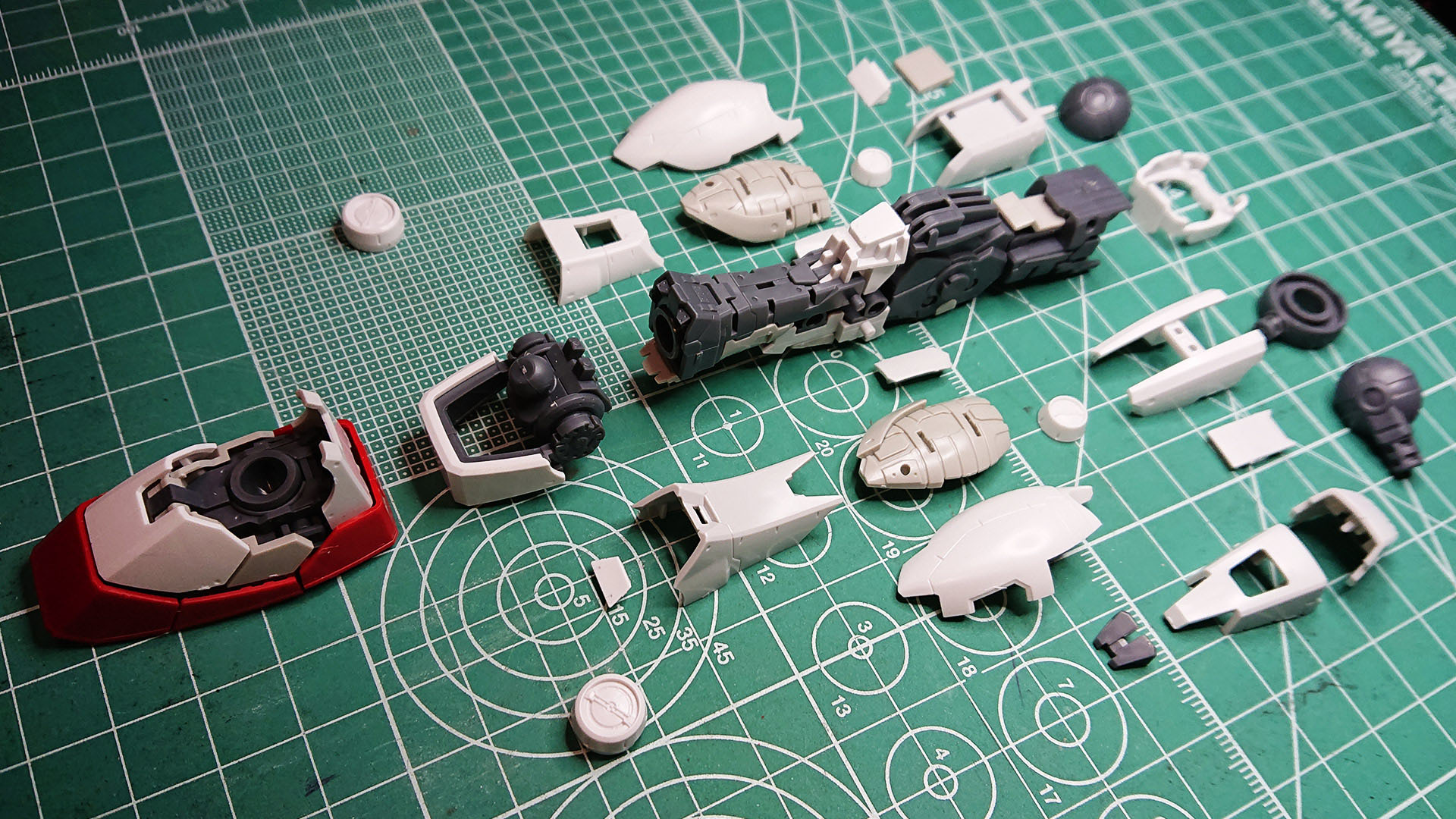 色数が多くなったので外装パーツが増えました。その分組立には時間がかかりますが、組み上がった時の満足は比例して高いものになります