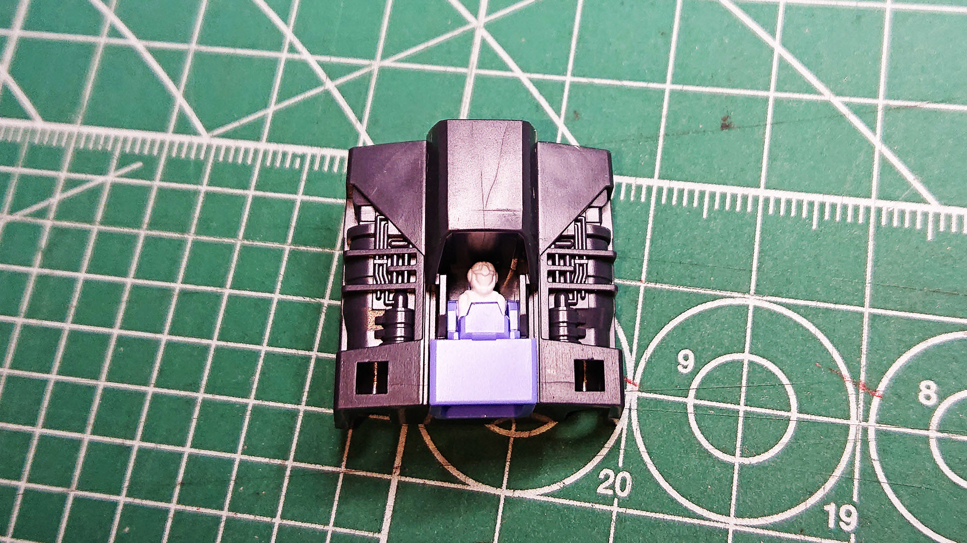 コクピットに人の姿があるだけでとてもスケール感が出て楽しくなります