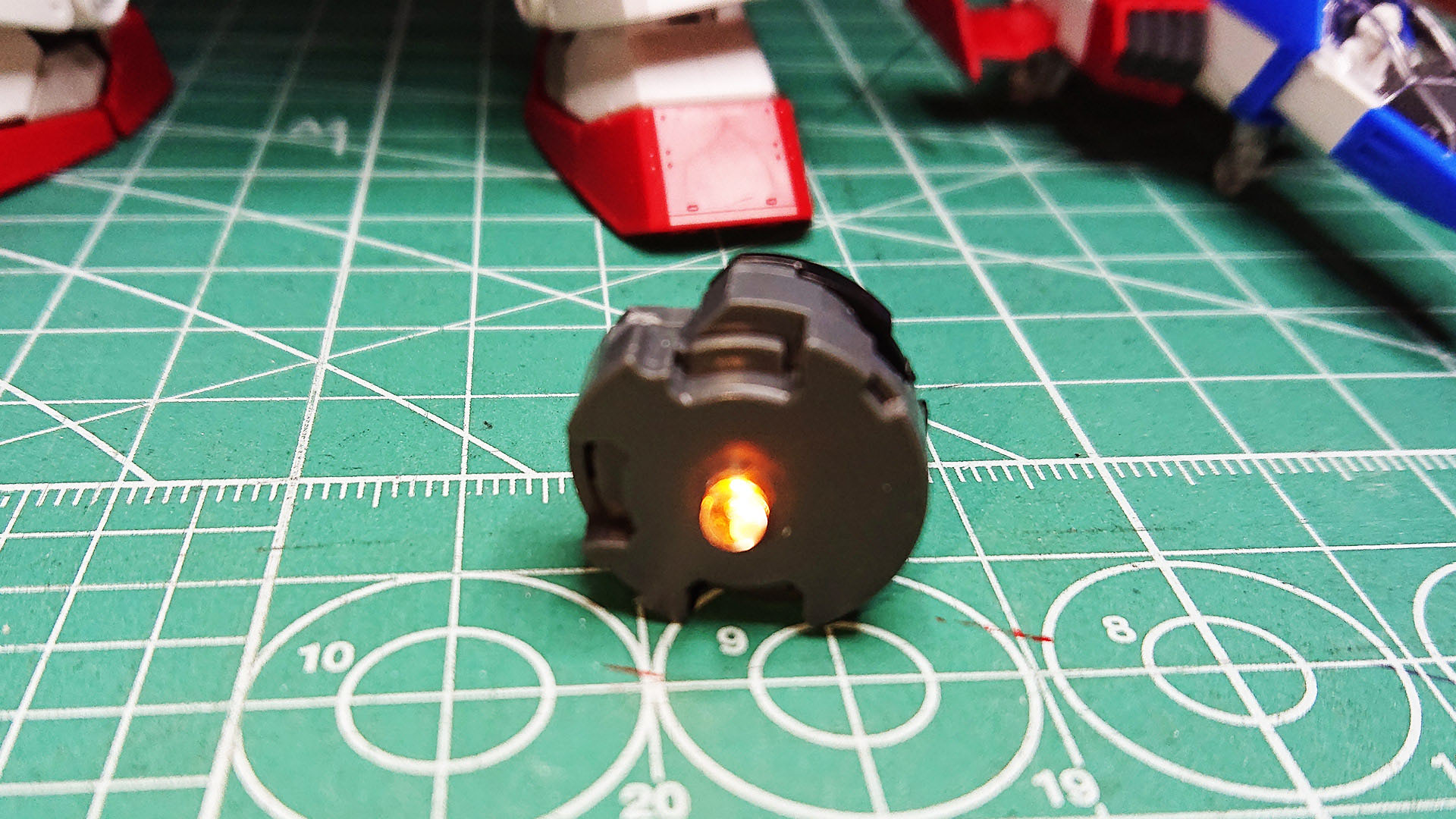 マスクのスリットやそれ以外からも光が漏れています。必要のないところはブラックで遮光する必要がありそうです