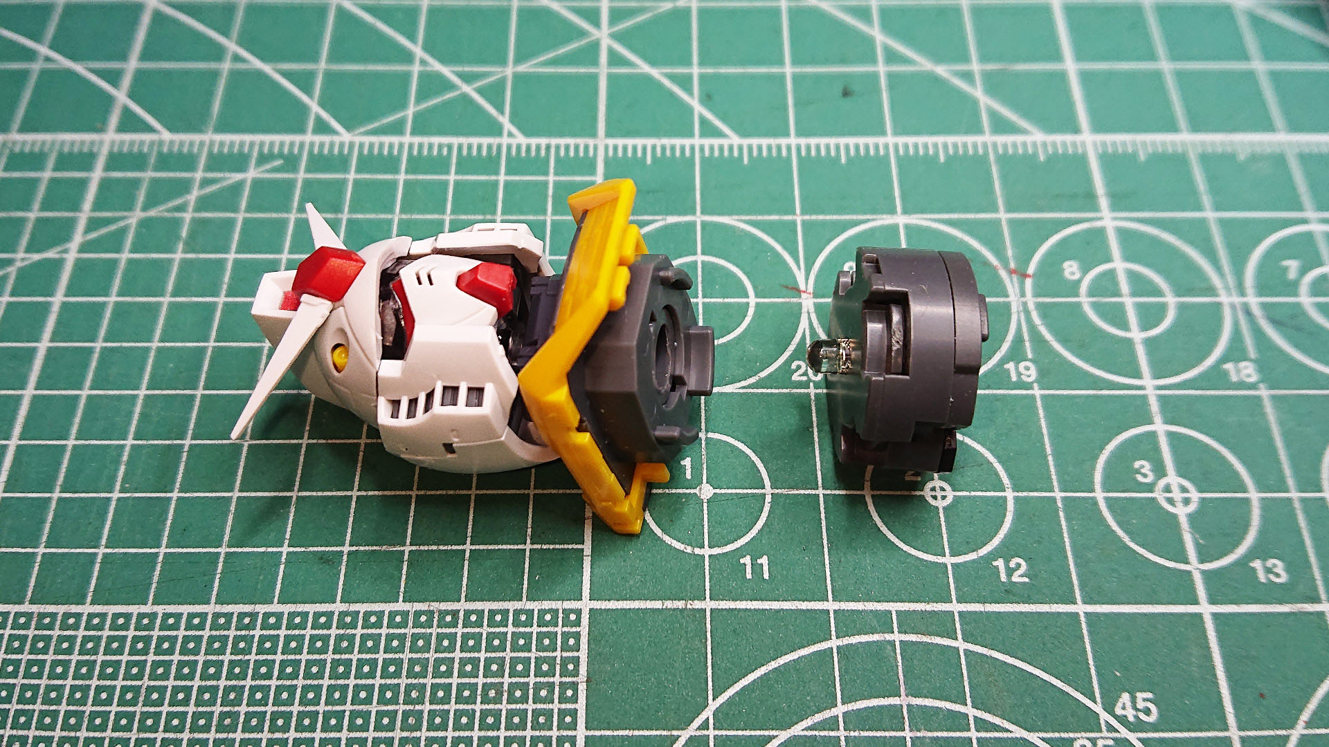 マスクのスリットやそれ以外からも光が漏れています。必要のないところはブラックで遮光する必要がありそうです