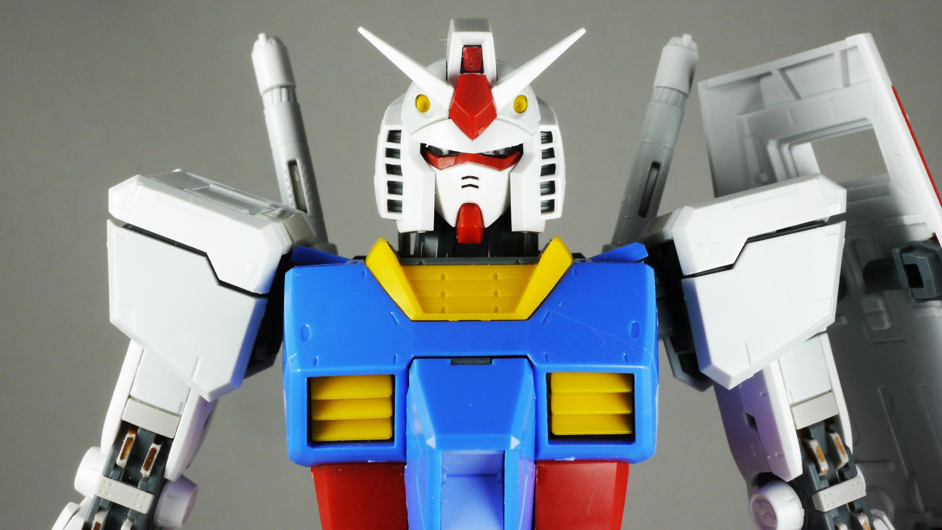 実物大ガンダム立像と同じデザインのガンダムがこの手に