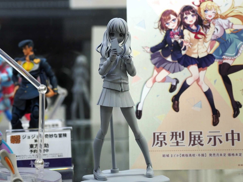 女の子らしく、やや内股に立たせたポーズになっていたが、展示用ベースがあるためポージングも楽だ