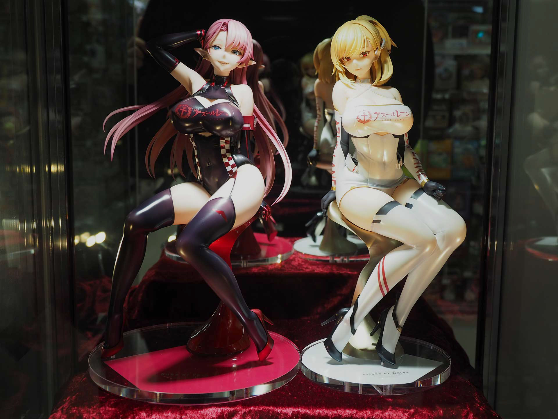 写真右が「アズールレーン デューク・オブ・ヨーク -妖華ブランズジュエル-」で、左が「アズールレーン プリンス・オブ・ウェールズ -栄冠のビクトリーレーシング-」