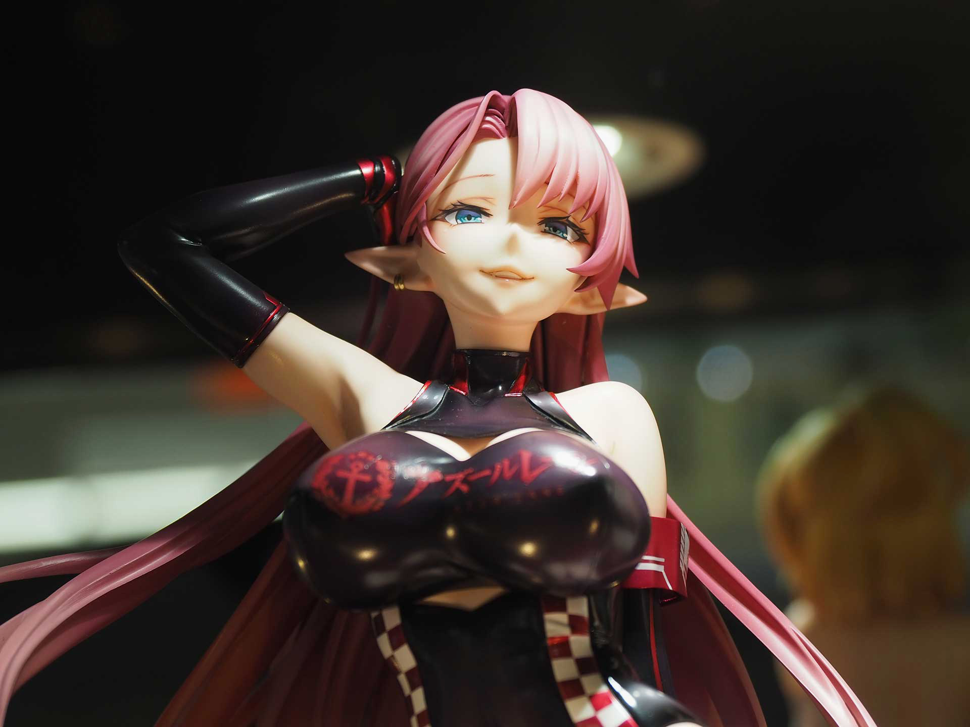 すべてを見透かされそうなまなざしだ。胸元には、「アズールレーン」のロゴが入れられている