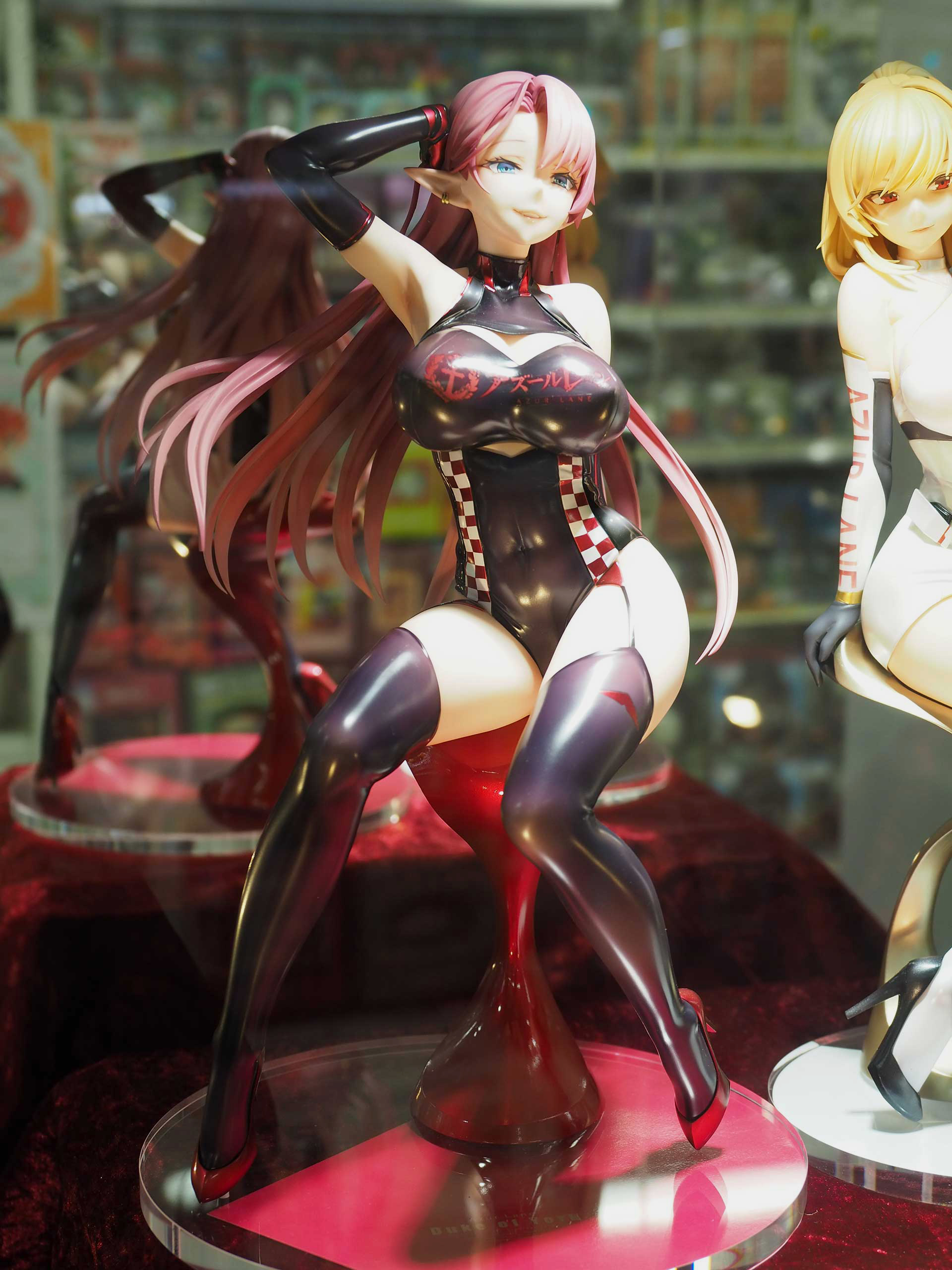 衣装もすごいが、その魅力を最大限に活かしたポーズになっている