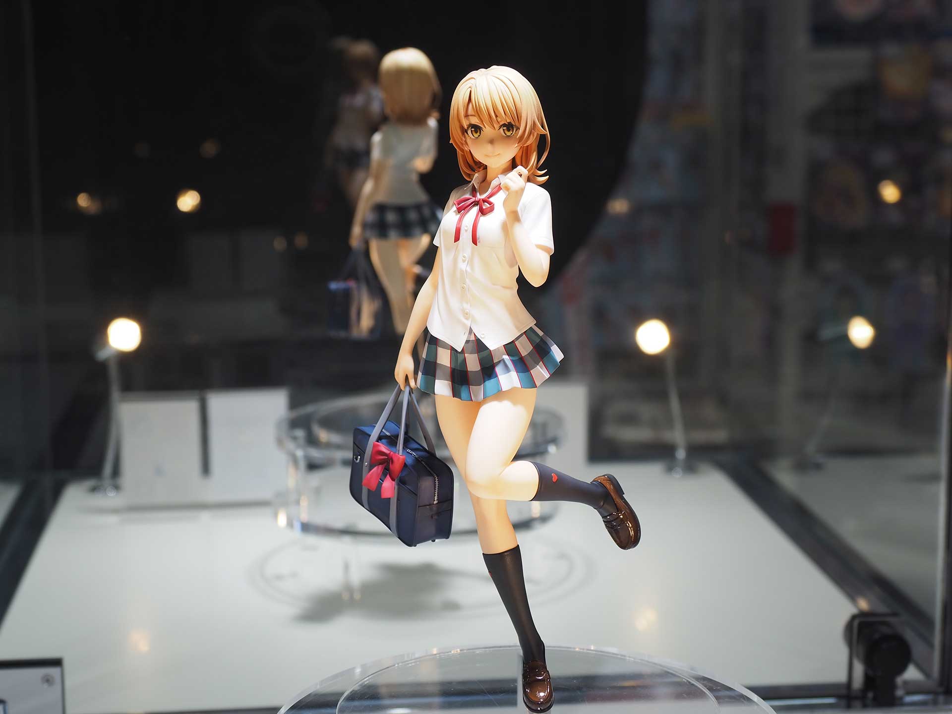 片手と片足を挙げたポーズがかわいらしい