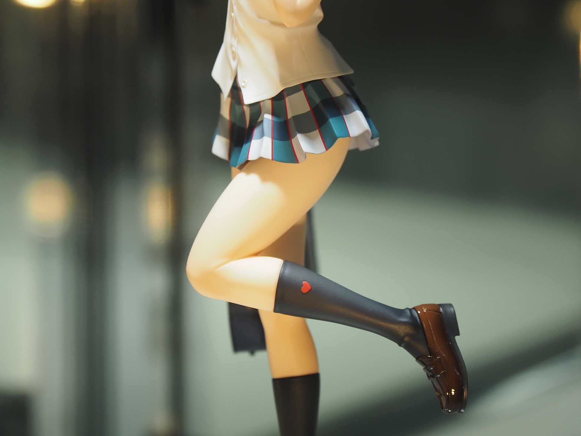 太ももが美しい。ソックスやローファーといった細部もしっかりと作り込まれているのがわかる