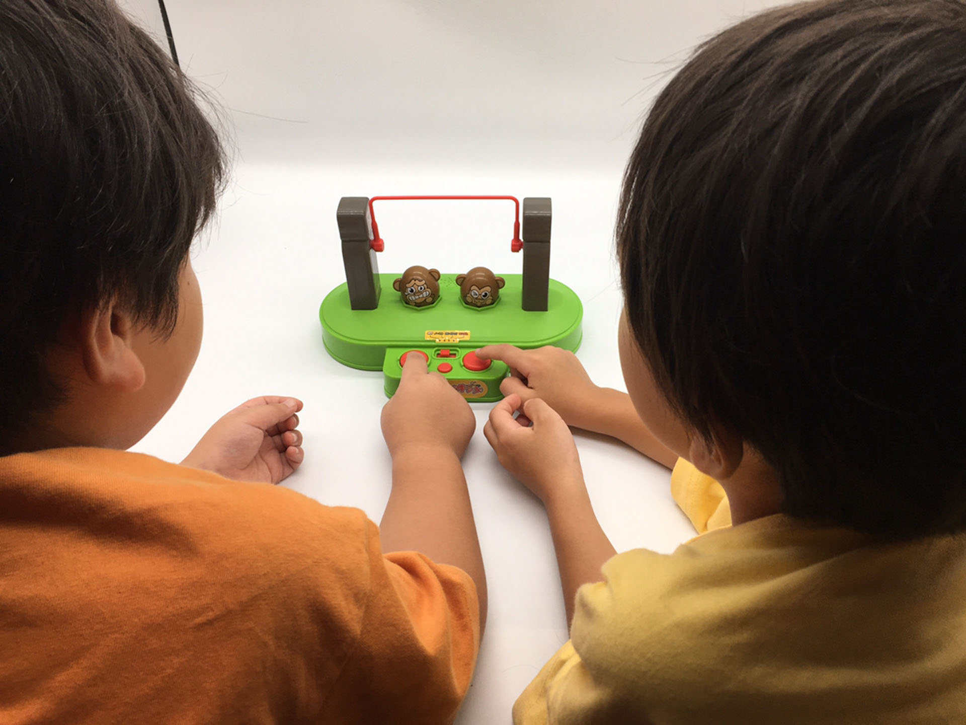 対戦相手、協力相手。横に並んで遊ぶと楽しさは倍以上だ