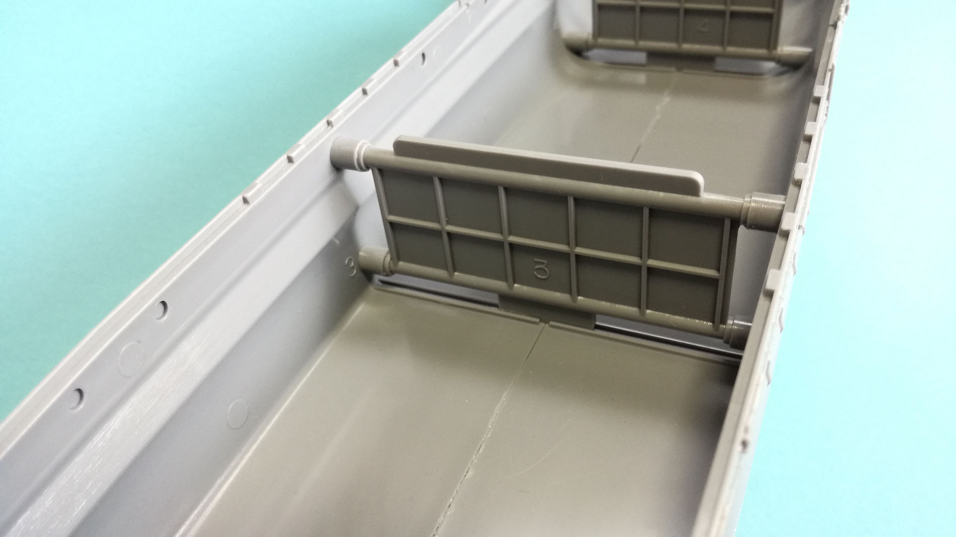 船体を支えるキールを取り付ける。それぞれ組み付ける場所に番号が刻印されているので、間違えることなく組むことができます