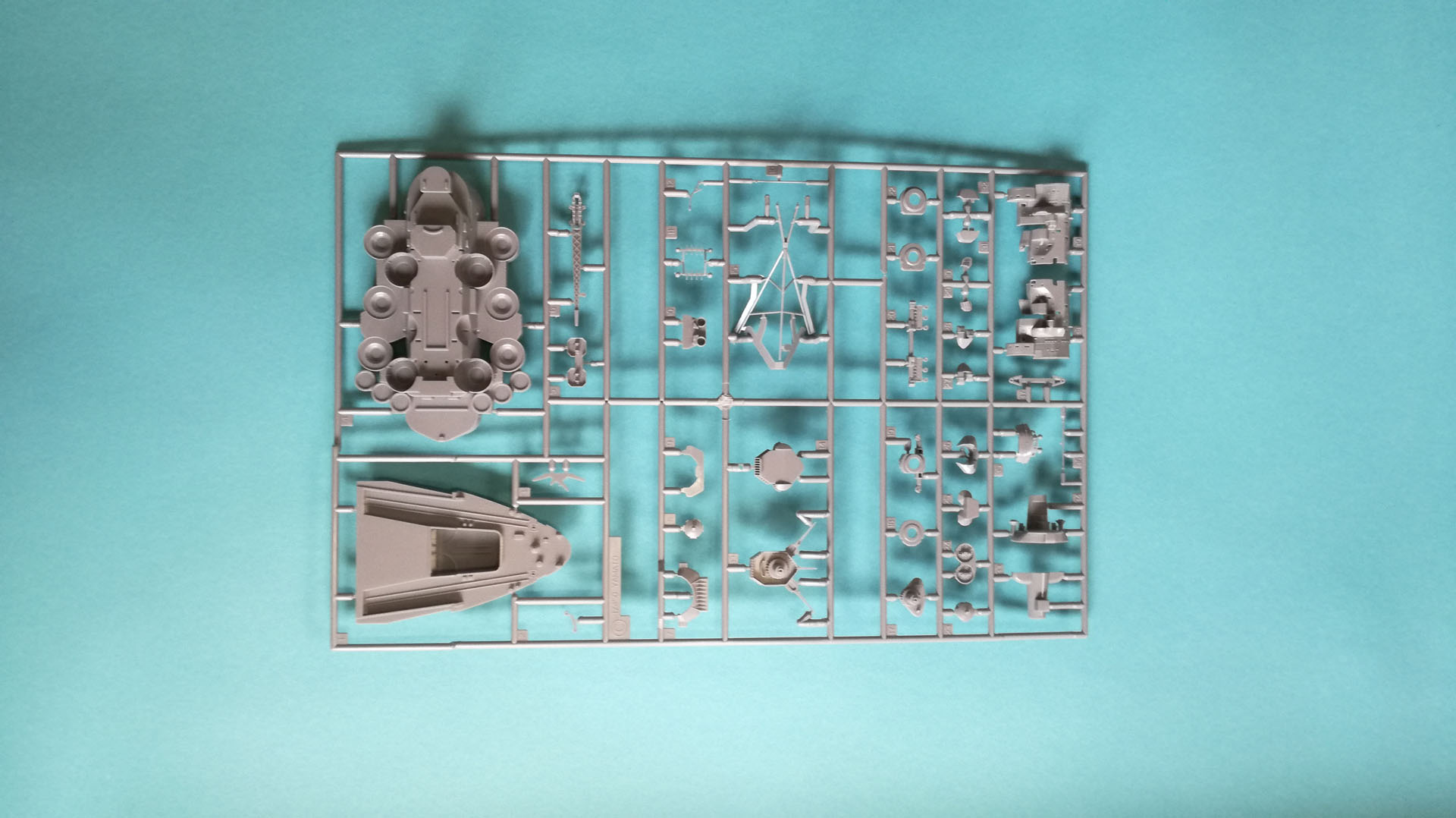 上部甲板は3枚、後部甲板は4パーツの構成。各種構造物もシャープなディテールで彫り込まれています