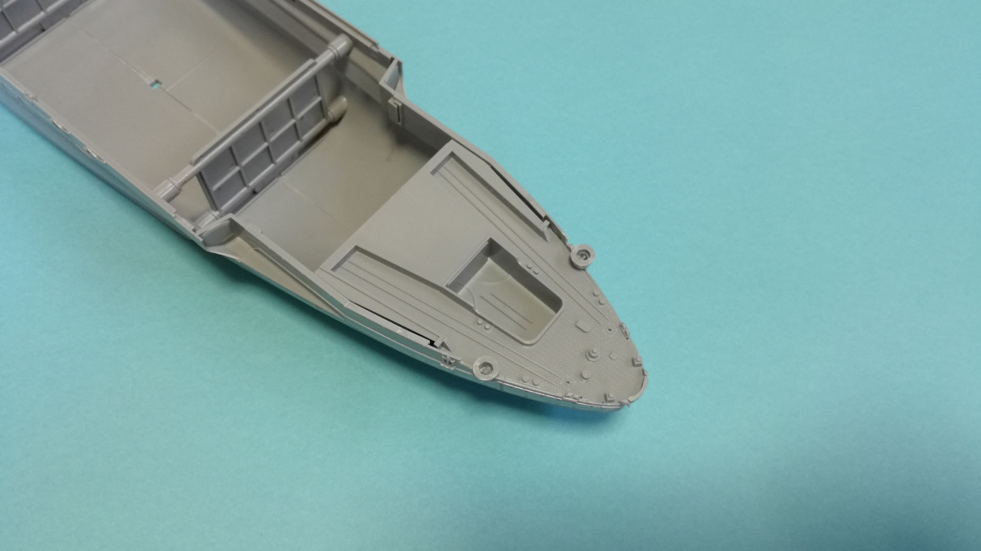 前部甲板と後部甲板を取り付けます