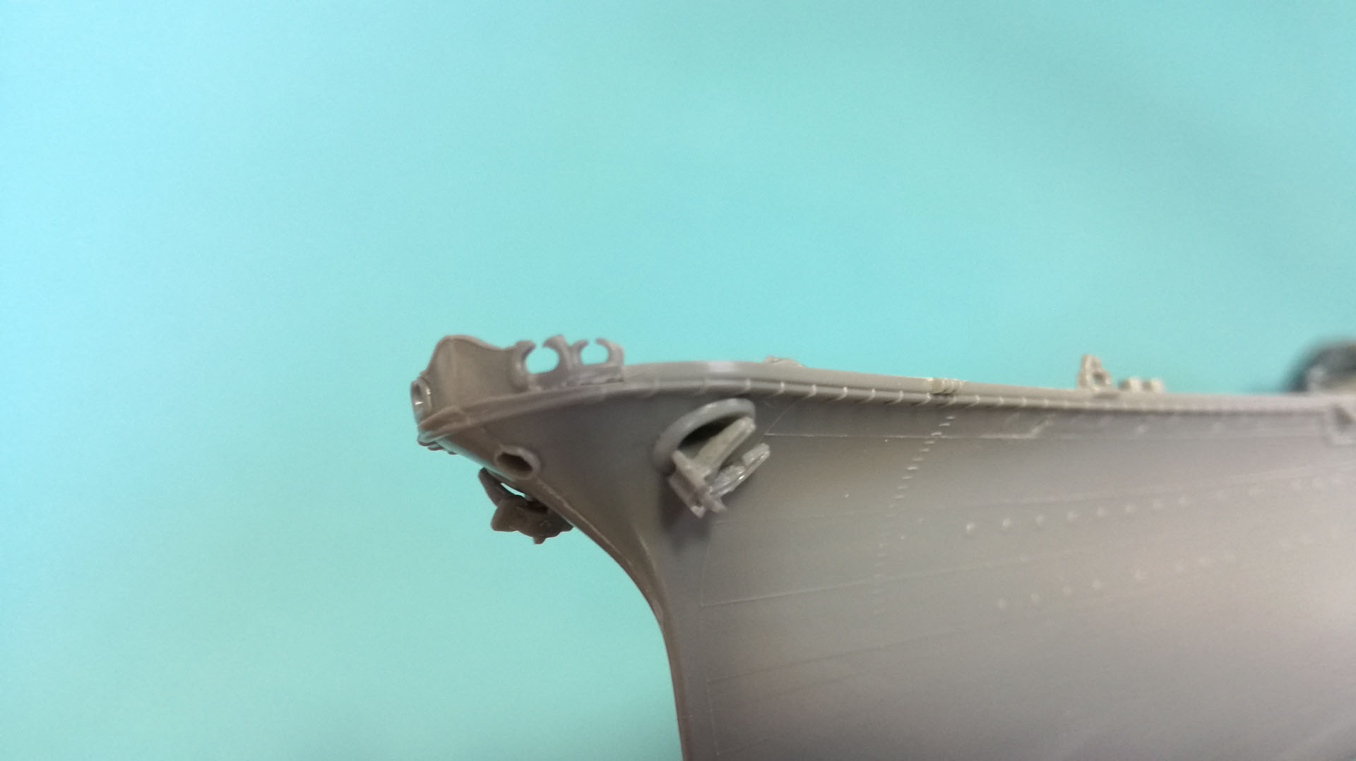 艦首に主錨を取り付けます