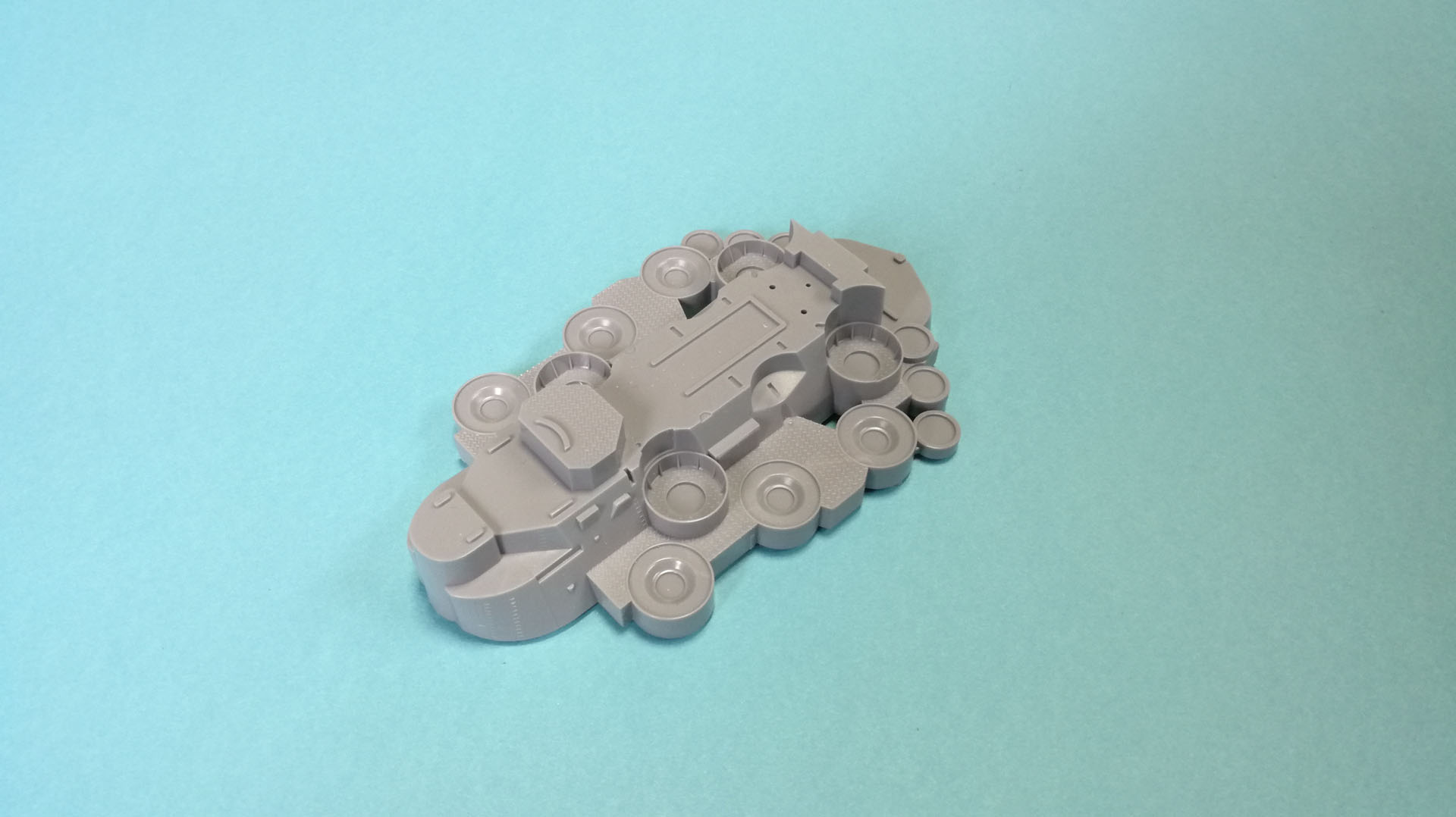 前檣楼（艦橋）・煙突・後檣楼はシェルター甲板という構造物の上に乗っている。最終段階で組み合わせるため並行して作っておくのが良いでしょう