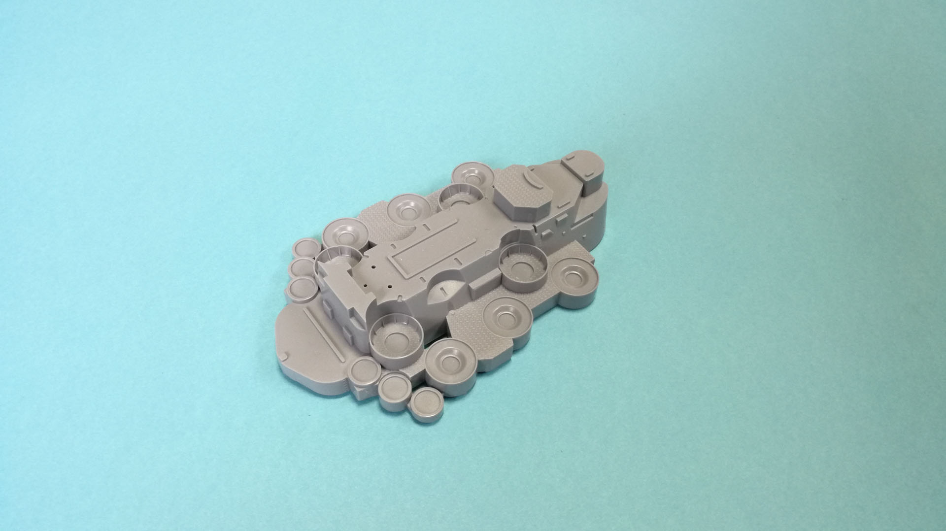 前檣楼（艦橋）・煙突・後檣楼はシェルター甲板という構造物の上に乗っている。最終段階で組み合わせるため並行して作っておくのが良いでしょう