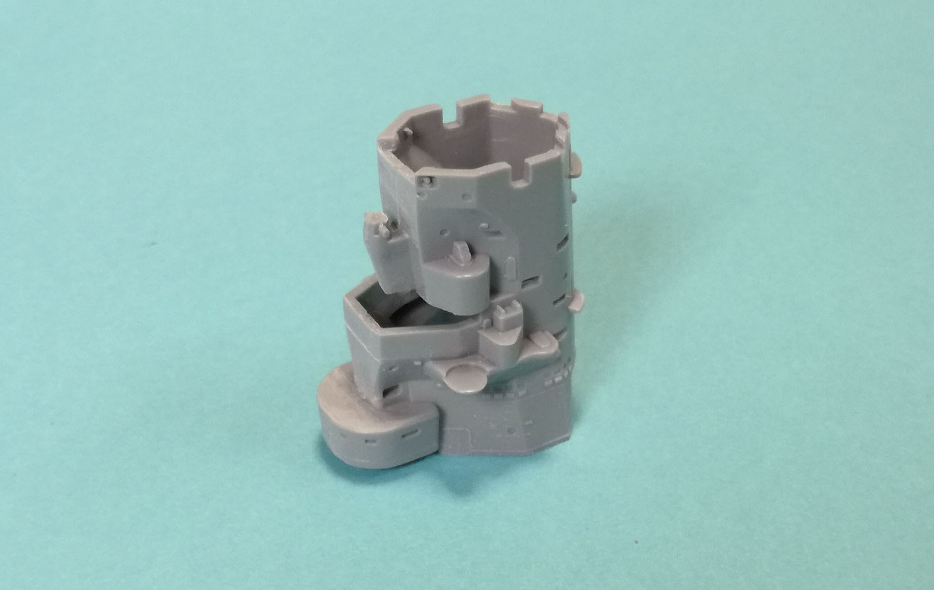 前檣楼（艦橋）・煙突・後檣楼はシェルター甲板という構造物の上に乗っている。最終段階で組み合わせるため並行して作っておくのが良いでしょう