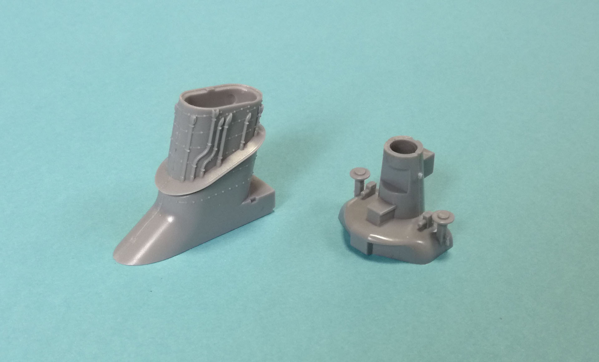 前檣楼（艦橋）・煙突・後檣楼はシェルター甲板という構造物の上に乗っている。最終段階で組み合わせるため並行して作っておくのが良いでしょう