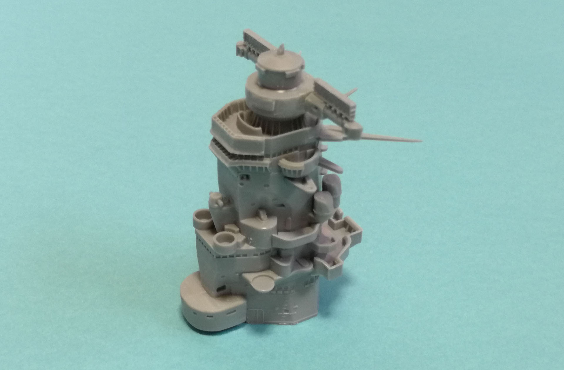 昼・夜戦闘艦橋、射撃指揮所などが集中した前檣楼。射撃装置や測距儀、電波探信儀（レーダー）などが装備され、大和ならではのシルエットが形成されていきます