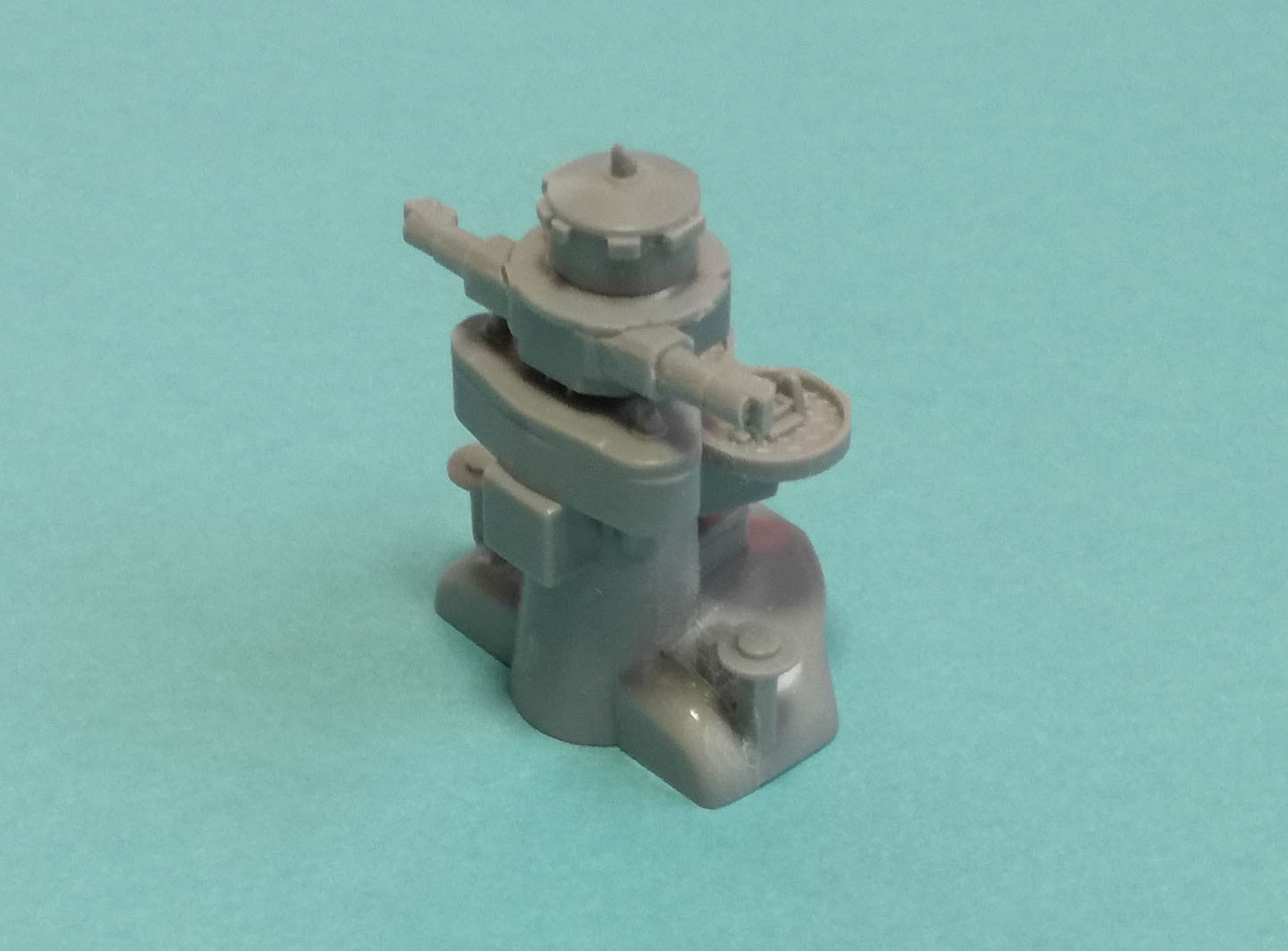 昼・夜戦闘艦橋、射撃指揮所などが集中した前檣楼。射撃装置や測距儀、電波探信儀（レーダー）などが装備され、大和ならではのシルエットが形成されていきます