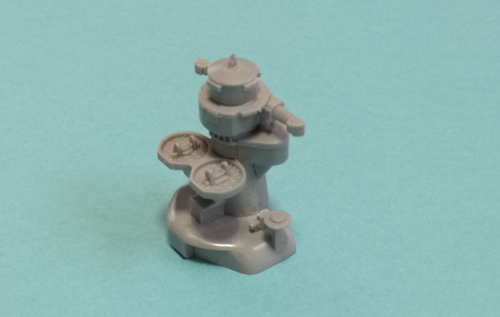 昼・夜戦闘艦橋、射撃指揮所などが集中した前檣楼。射撃装置や測距儀、電波探信儀（レーダー）などが装備され、大和ならではのシルエットが形成されていきます