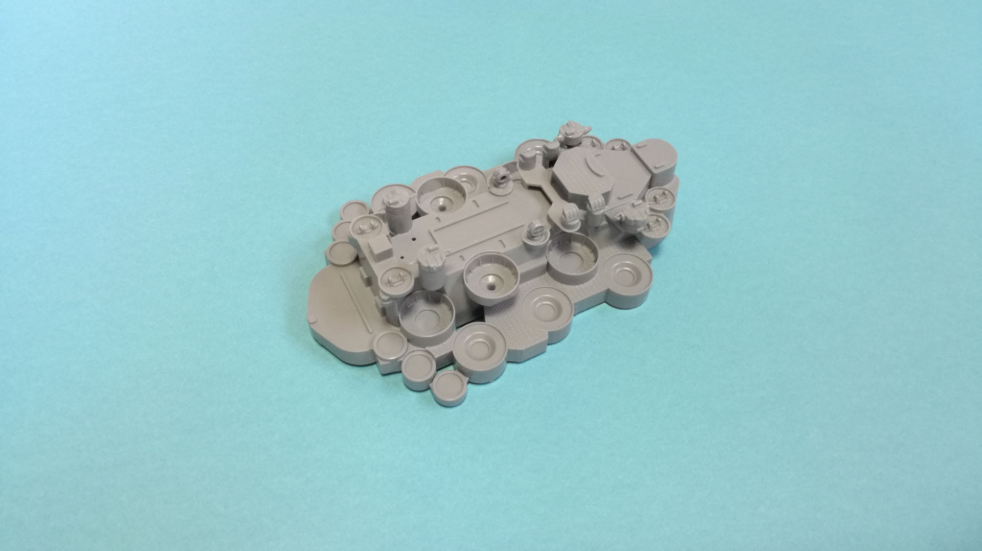 非常に細かいパーツの、射撃装置と探照灯、2号2型電波探信儀のパーツを取り付けていきます