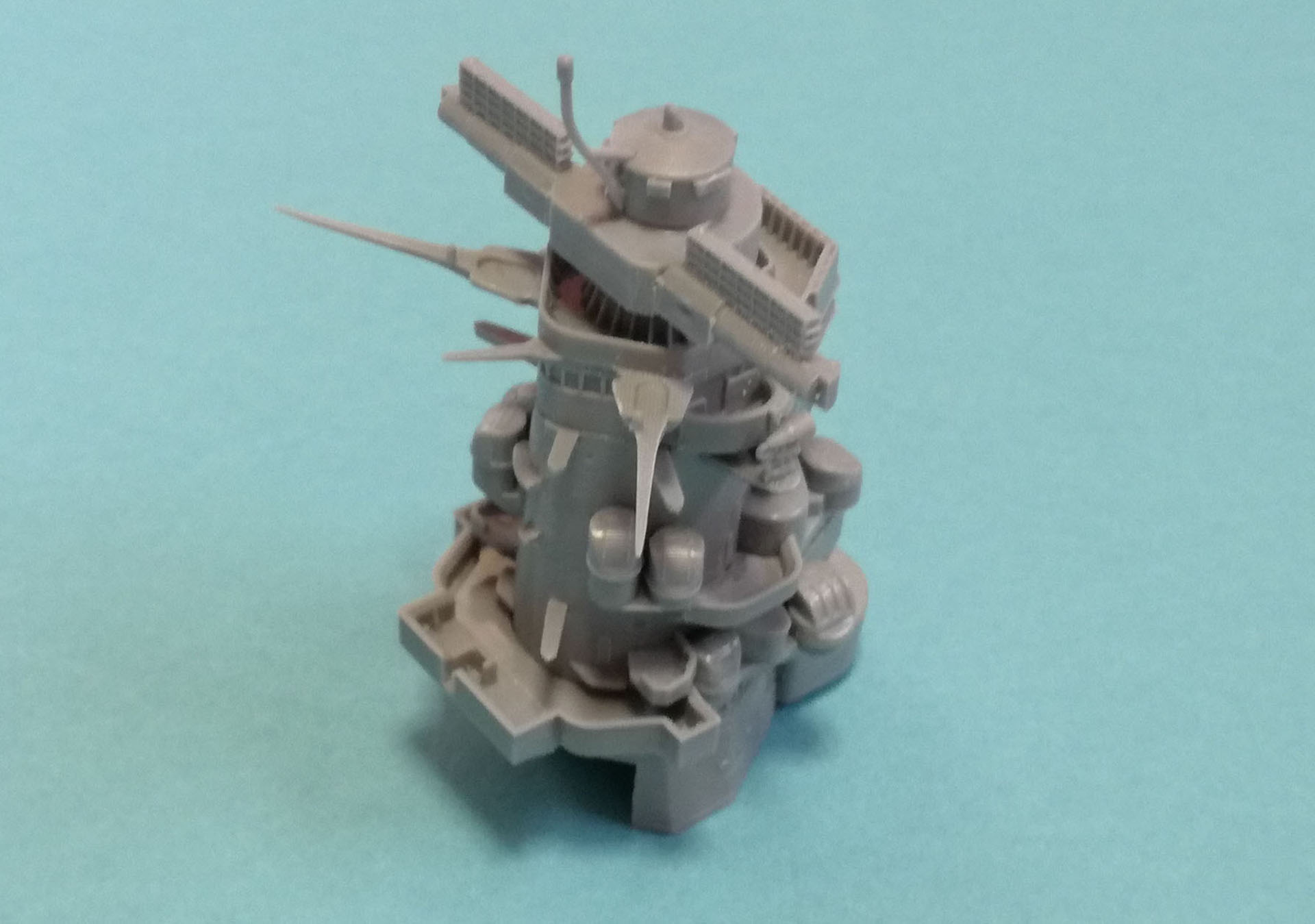 非常に細かいパーツの、射撃装置と探照灯、2号2型電波探信儀のパーツを取り付けていきます