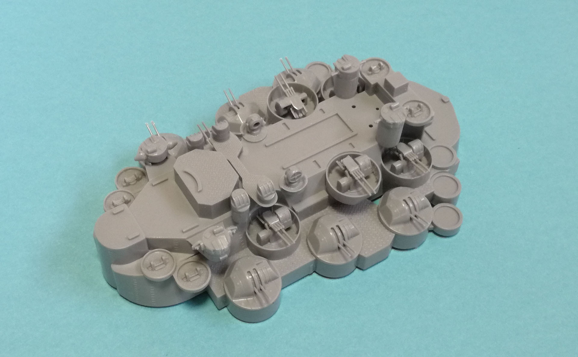 シェルター甲板中央に2段構成で取り付けて行く。下段がシールド付きで、上段がシールドなしの配置となっています