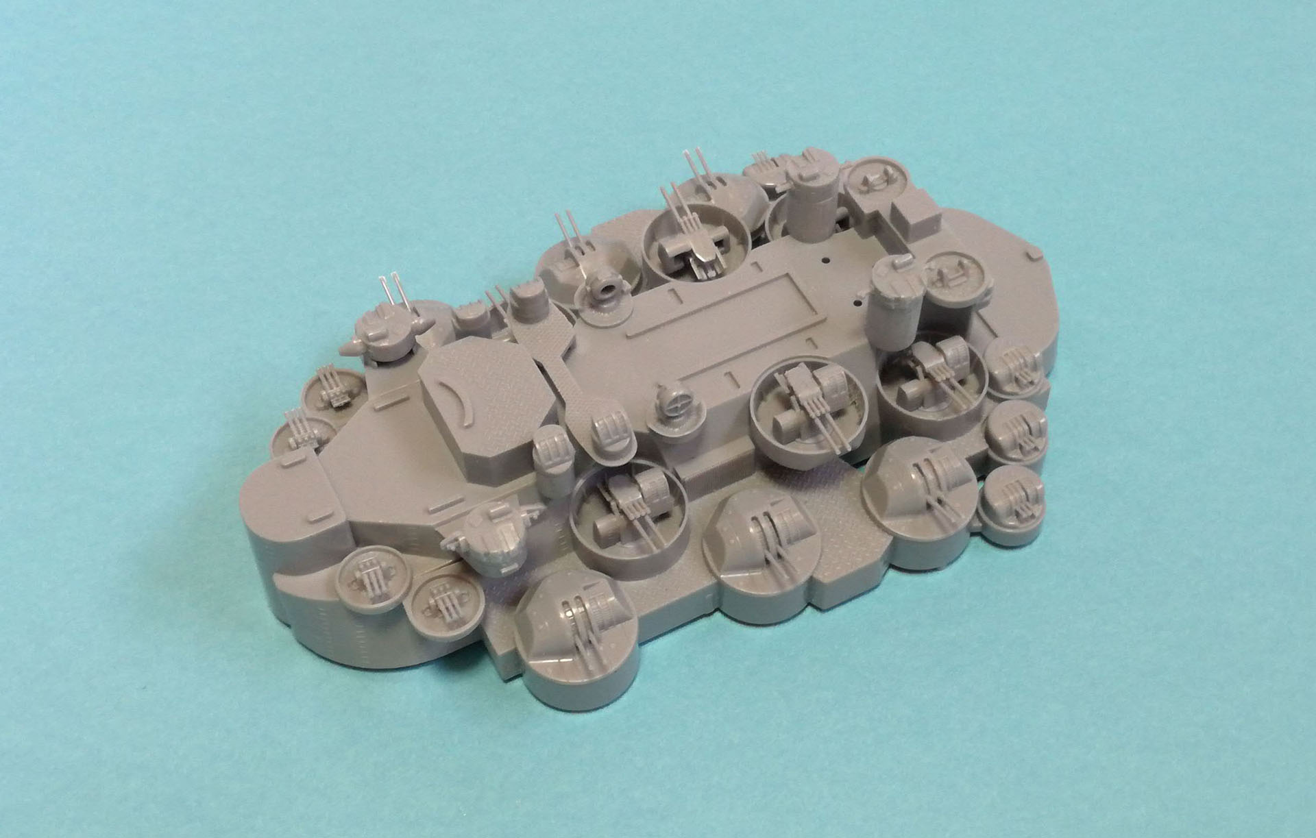 シェルター甲板中央に2段構成で取り付けて行く。下段がシールド付きで、上段がシールドなしの配置となっています