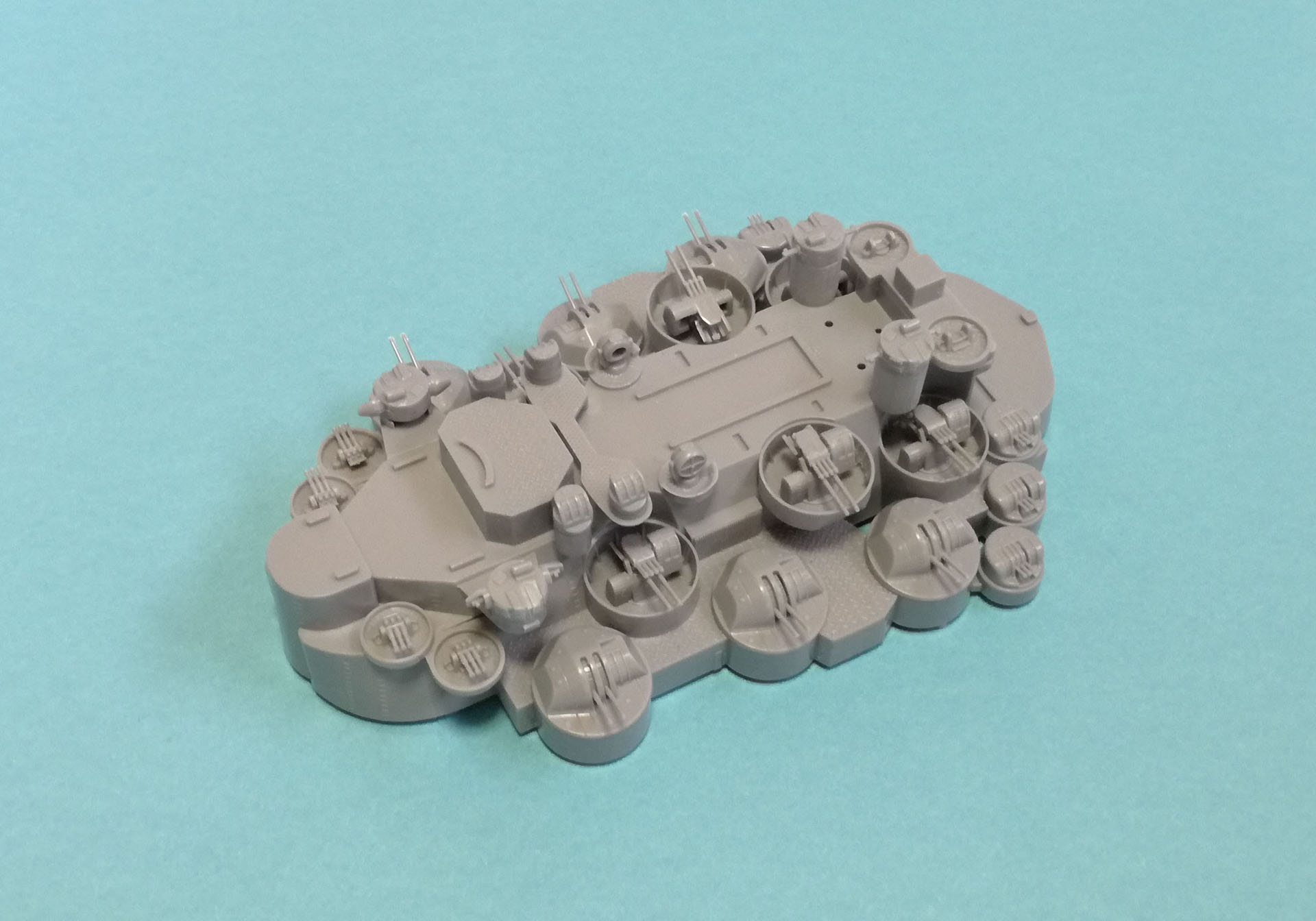 シェルター甲板に、Aタイプの25mm三連装機銃とシールドなしの三連装機銃を取り付けます