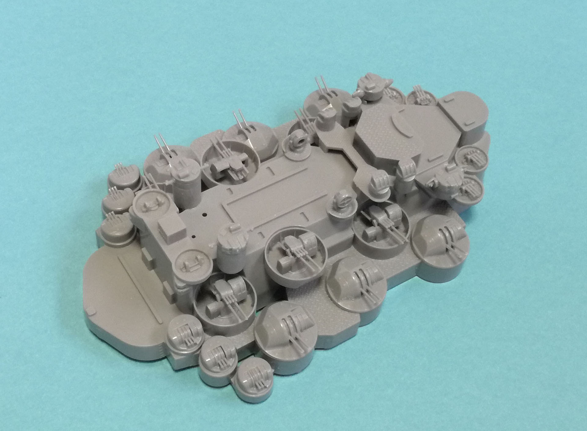 シェルター甲板に、Aタイプの25mm三連装機銃とシールドなしの三連装機銃を取り付けます