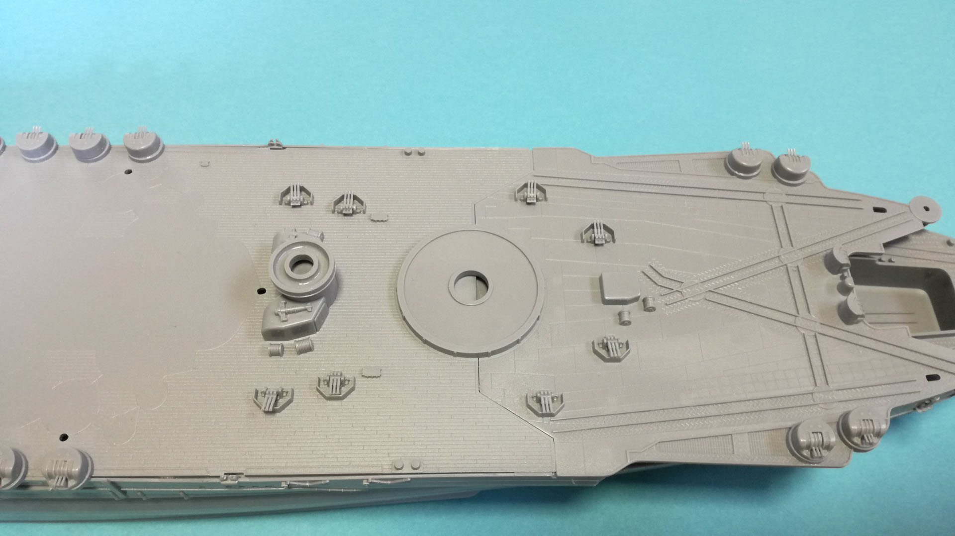 応急的に取り付けられたシールドなしの機銃です