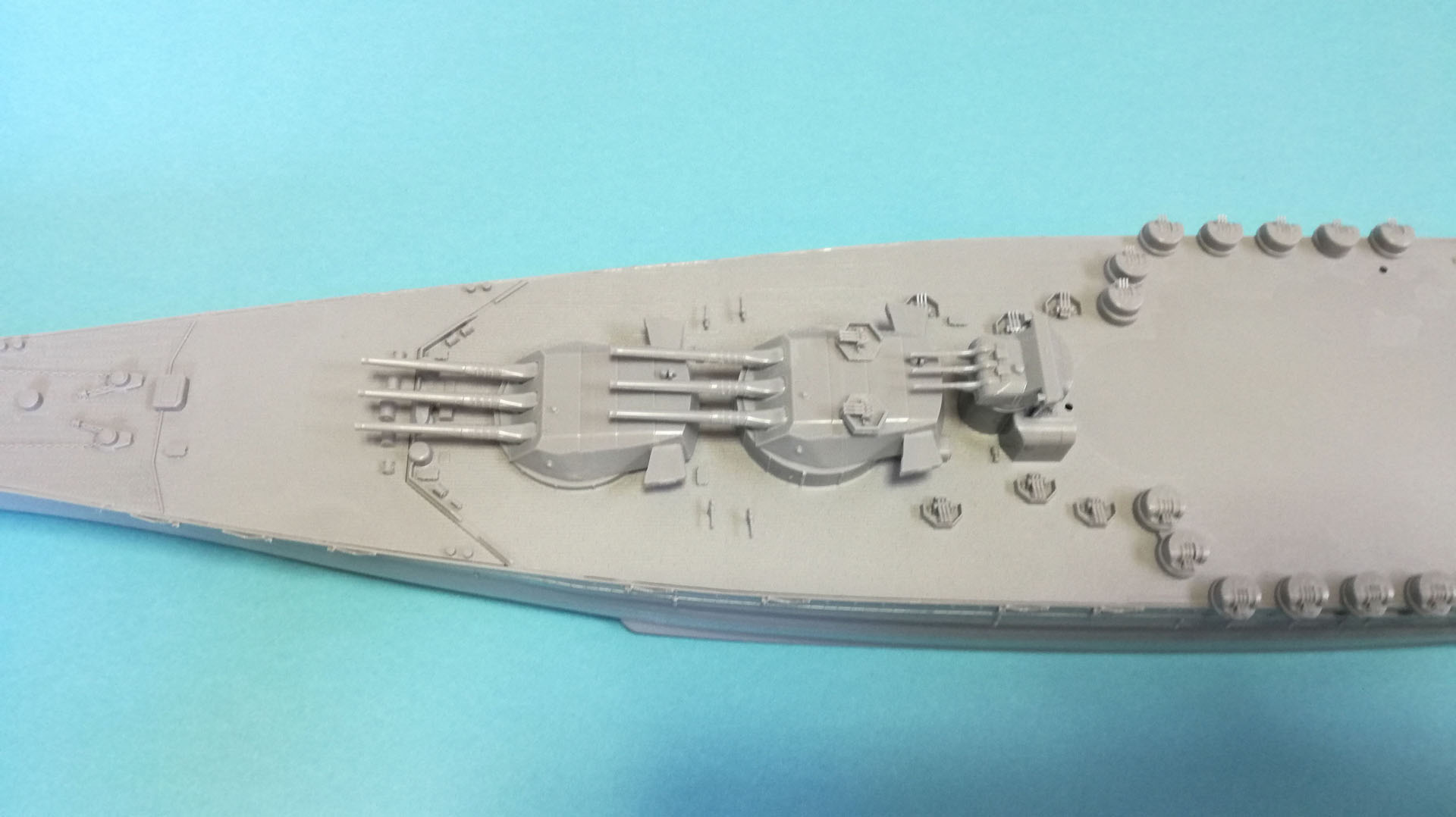 主砲、副砲、機銃を取り付けていきます