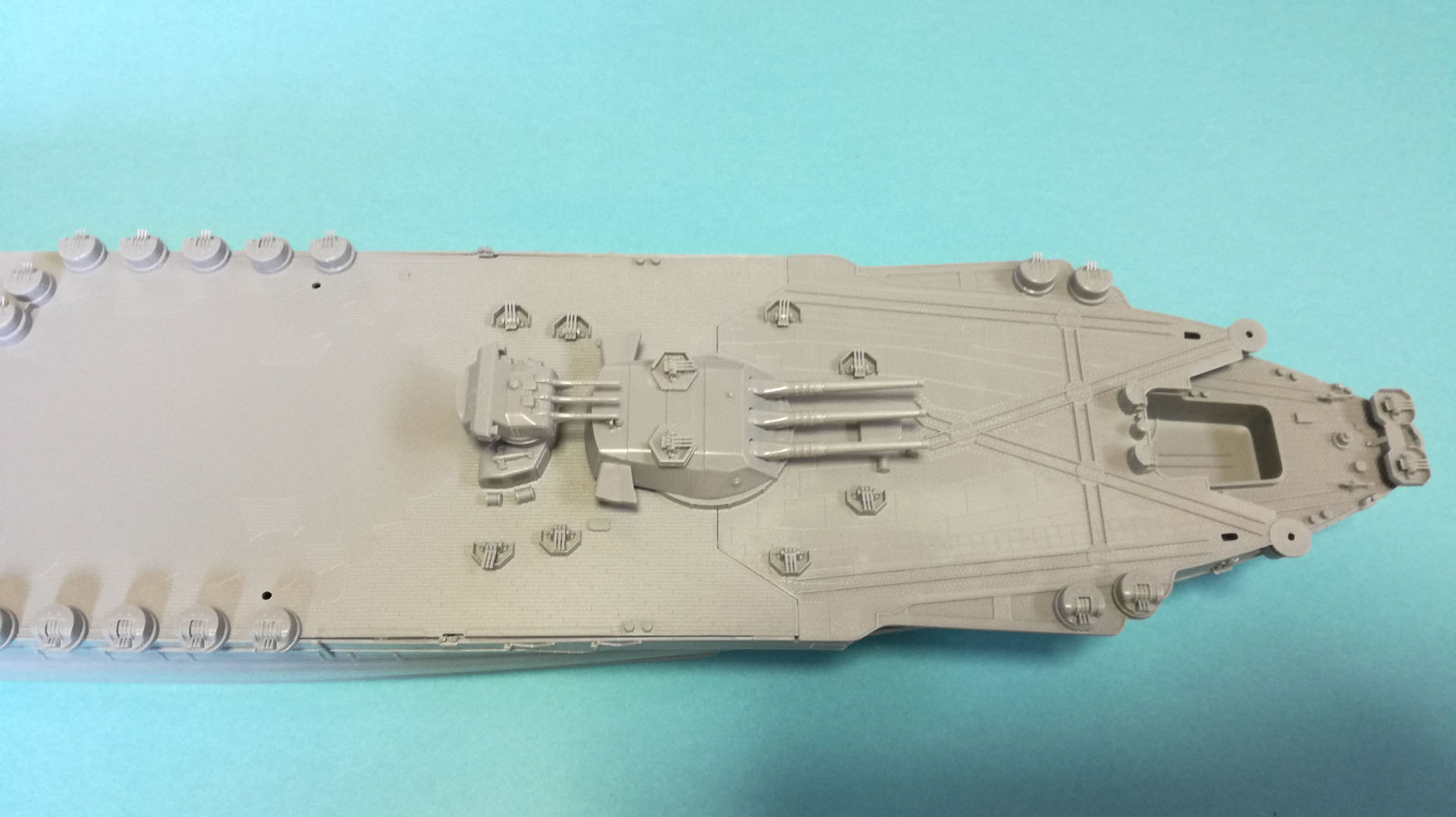 主砲、副砲、機銃を取り付けていきます